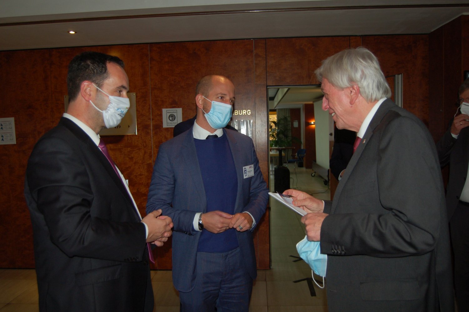 Michael Köhler, Bgm Bad Zwesten und Vorsitzender Hessischer Heilbäderverband, D.Brasch (Ausschussvorsitzender Touristik / Vorstand PuB) im Gespräch mit Ministerpräsident Volker Bouffier