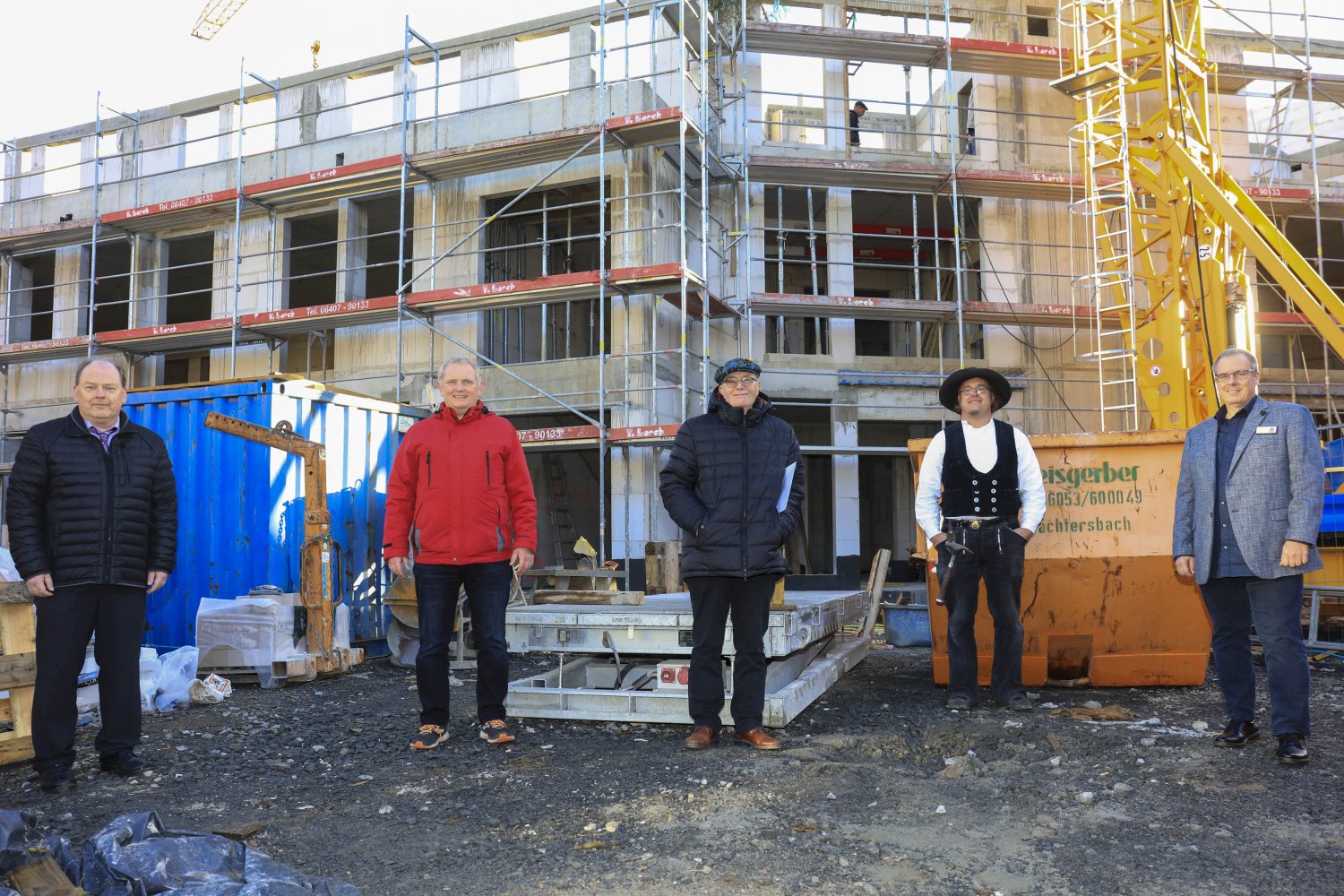 v.l: Bürgermeister Frank Sör, Bürgermeister Rainer Schreiber, Projektleiter Klaus Schäfer, Zimmermann Thomas Steets und Geschäftsbereichsleiter Stefan Sorber