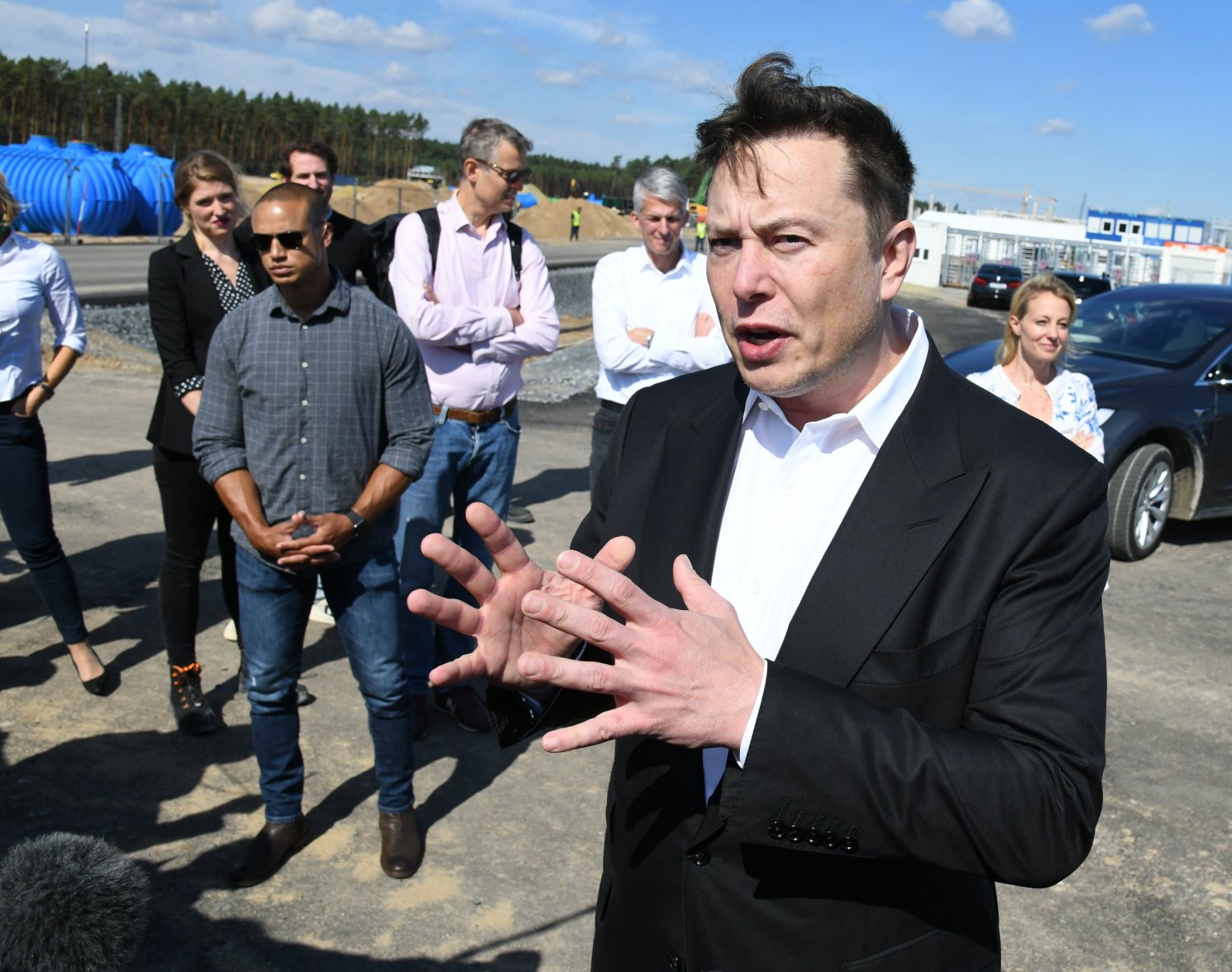 Elon Musk, Tesla-Chef, spricht auf der Baustelle der Tesla Gigafactory in Berlin zu Medienvertretern