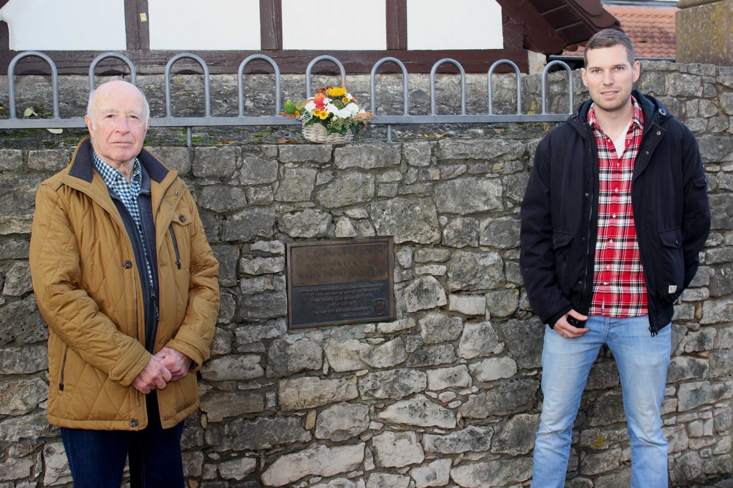 Walter Geppert (links) und der Vorsitzende der Gemeindevertretung Rodenbach erinnerte zusammen mit dem Vorsitzende des SPD-Ortsvereins Rodenbach, Jan Lukas, an die Geschehnisse der Reichspogromnacht vor 82 Jahren