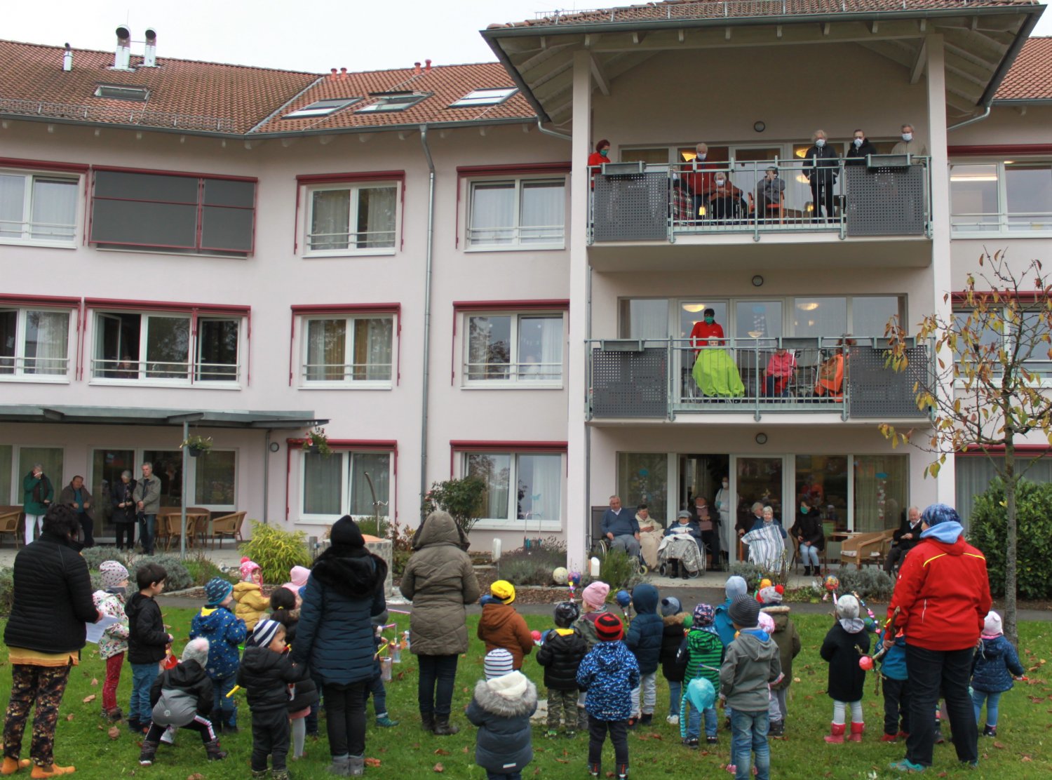 Ständchen vor dem Haus Rosengarten: Mit ihren bunten Laternen in der Hand sangen die KiTa-Kinder Lieder zu St. Martin.