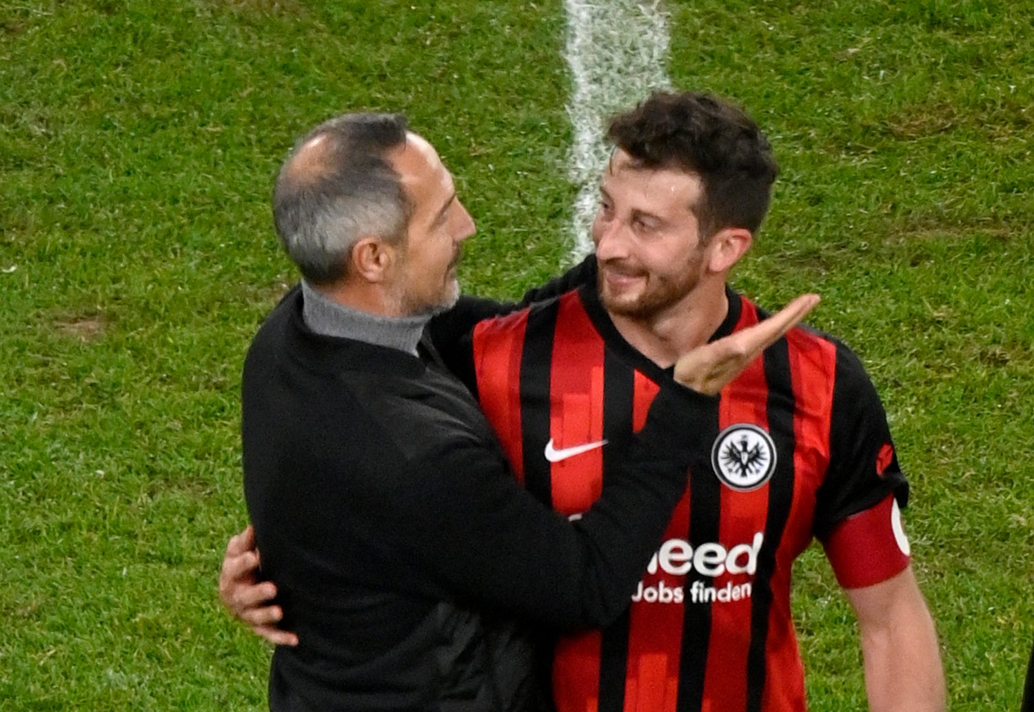 Eintracht-Trainer Adi Hütter muss sich im Winter einen neuen Kapitän suchen.