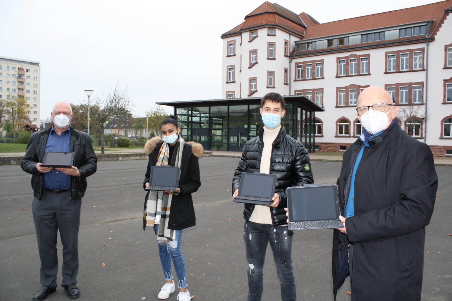 Die ersten 100 iPads für Schülerinnen und Schüler hat Bürgermeister Axel Weiss-Thiel (rechts) an das Schulzentrum Hessen-Homburg übergeben.