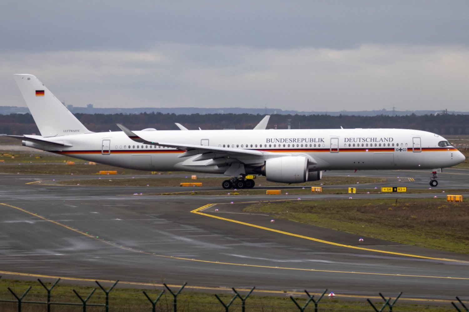 Der A350 der Luftwaffe ist am Montagmittag in Frankfurt am Main gelandet