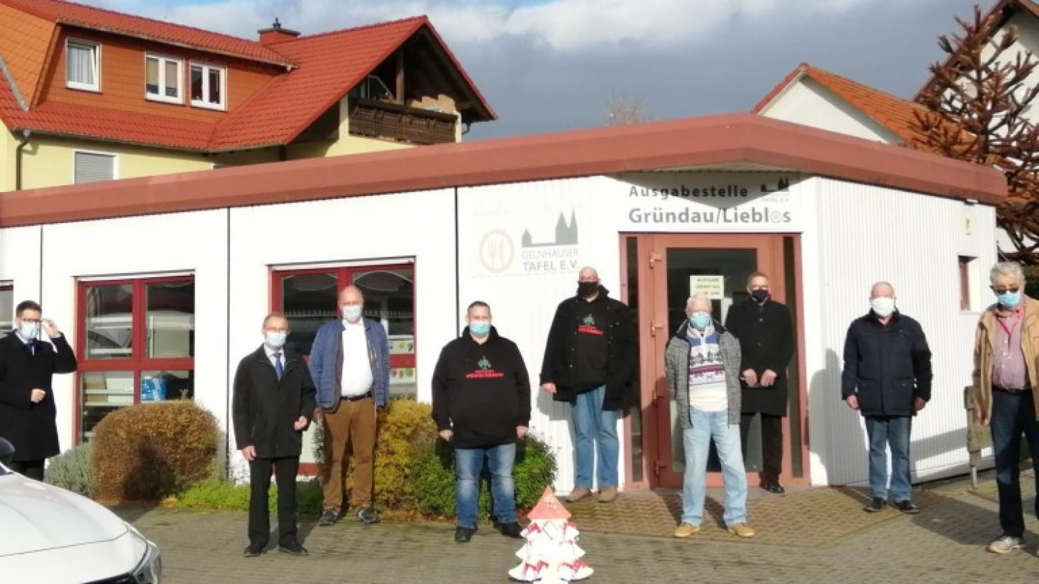 Vertreter aus Politik, dem Gewerbeverein und der Tafel freuen sich über das Engagement