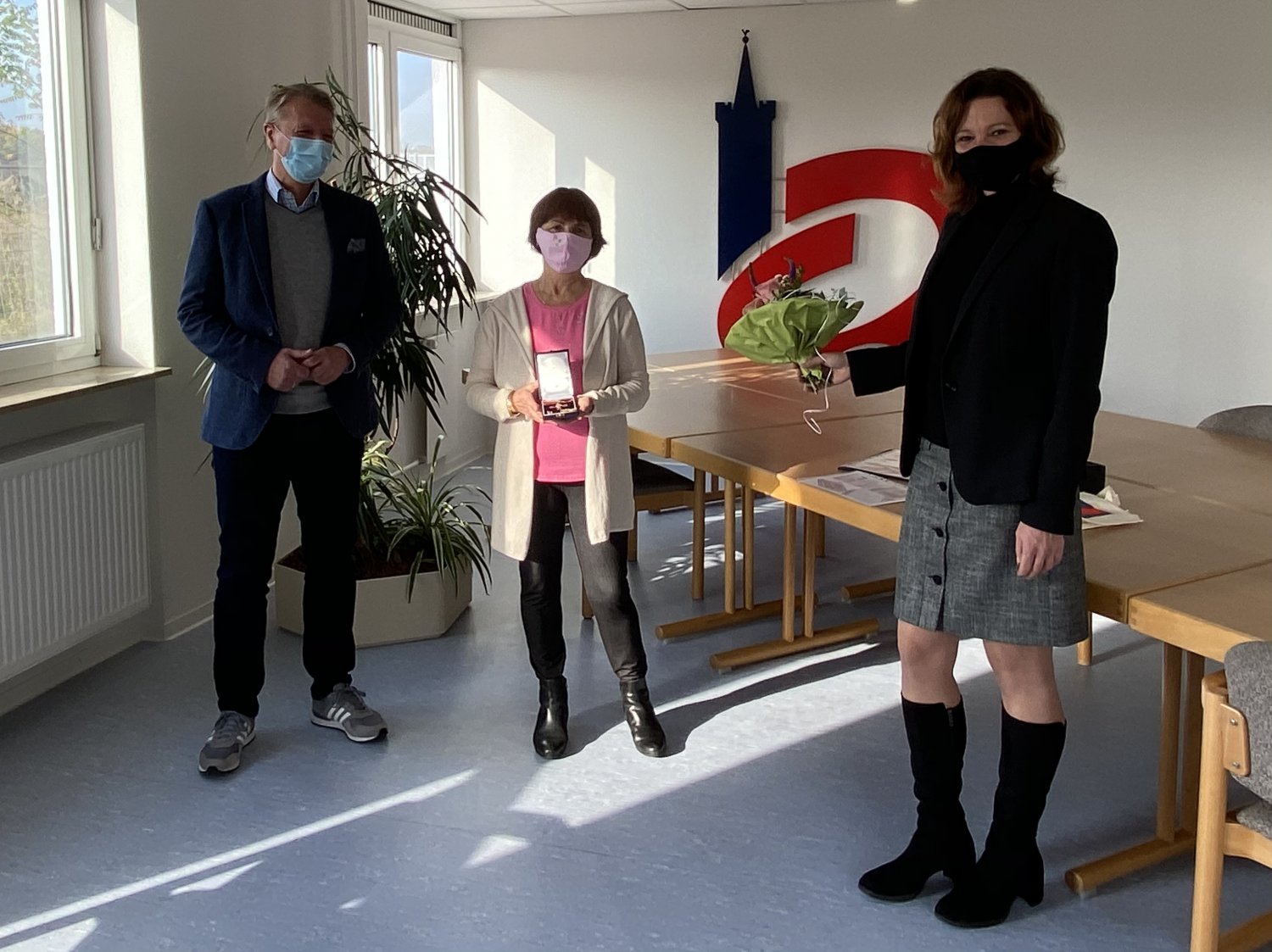 Auf dem Foto von links nach rechts: Fachbereichsleiter Soziales Andreas Kalski, Trägerin des Bundesverdienstkreuzes Bernadette Beyer, Bürgermeisterin Sylvia Braun