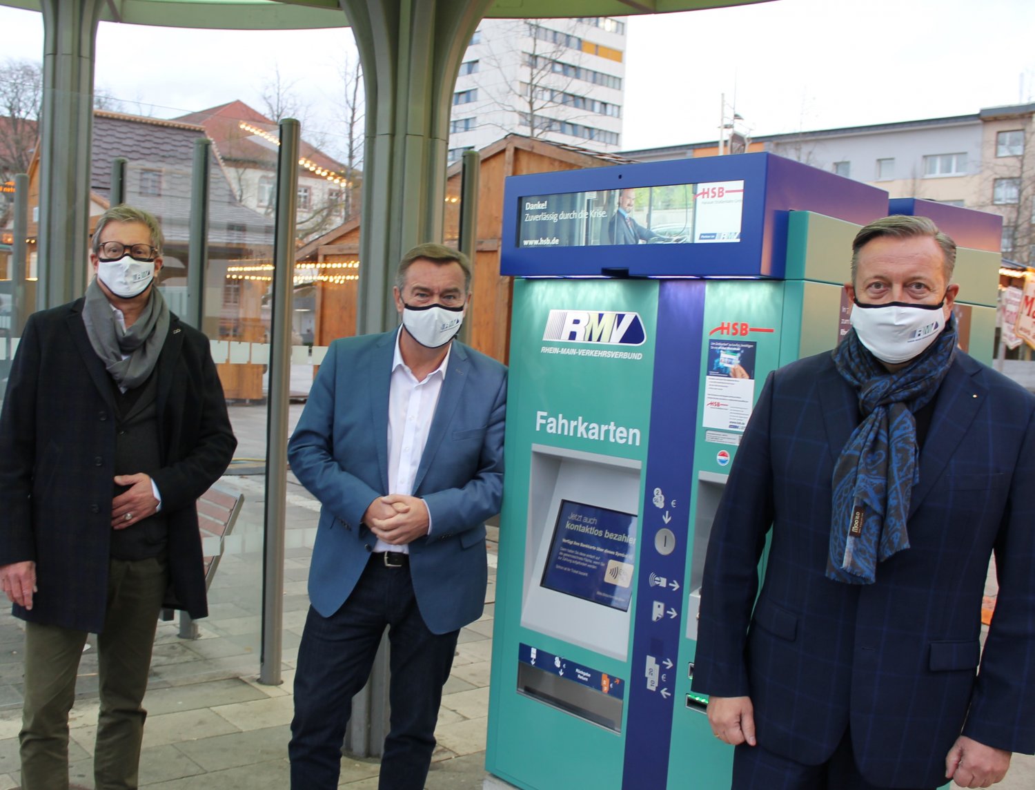 v.l.n.r.): Claus Kaminsky, Oberbürgermeister der Stadt Hanau,  Thomas Morlock, Verkehrs- und Ordnungsdezernent der Stadt Hanau, RMV-Geschäftsführer Prof. Knut Ringat 