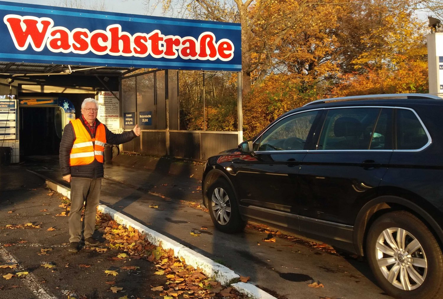 Vor der Einfahrt in die Waschstraße in Rodenbach, Anton Hofmann Pressesprecher vom ACE Auto Club Europa, Kreis Main-Kinzig & Wetterau, mit Tipps zur Reinigung und Wartung für eine sichere Fahrt.