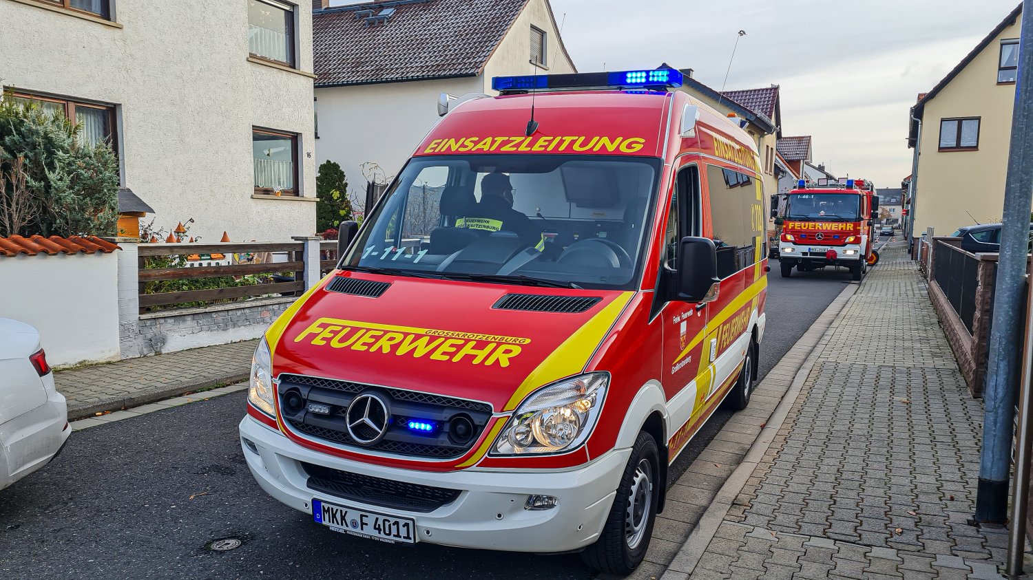 Im Keller eines Hauses bemerkten die Bewohner eine defekte Stromleitung, aus welcher bereits Funken flogen.