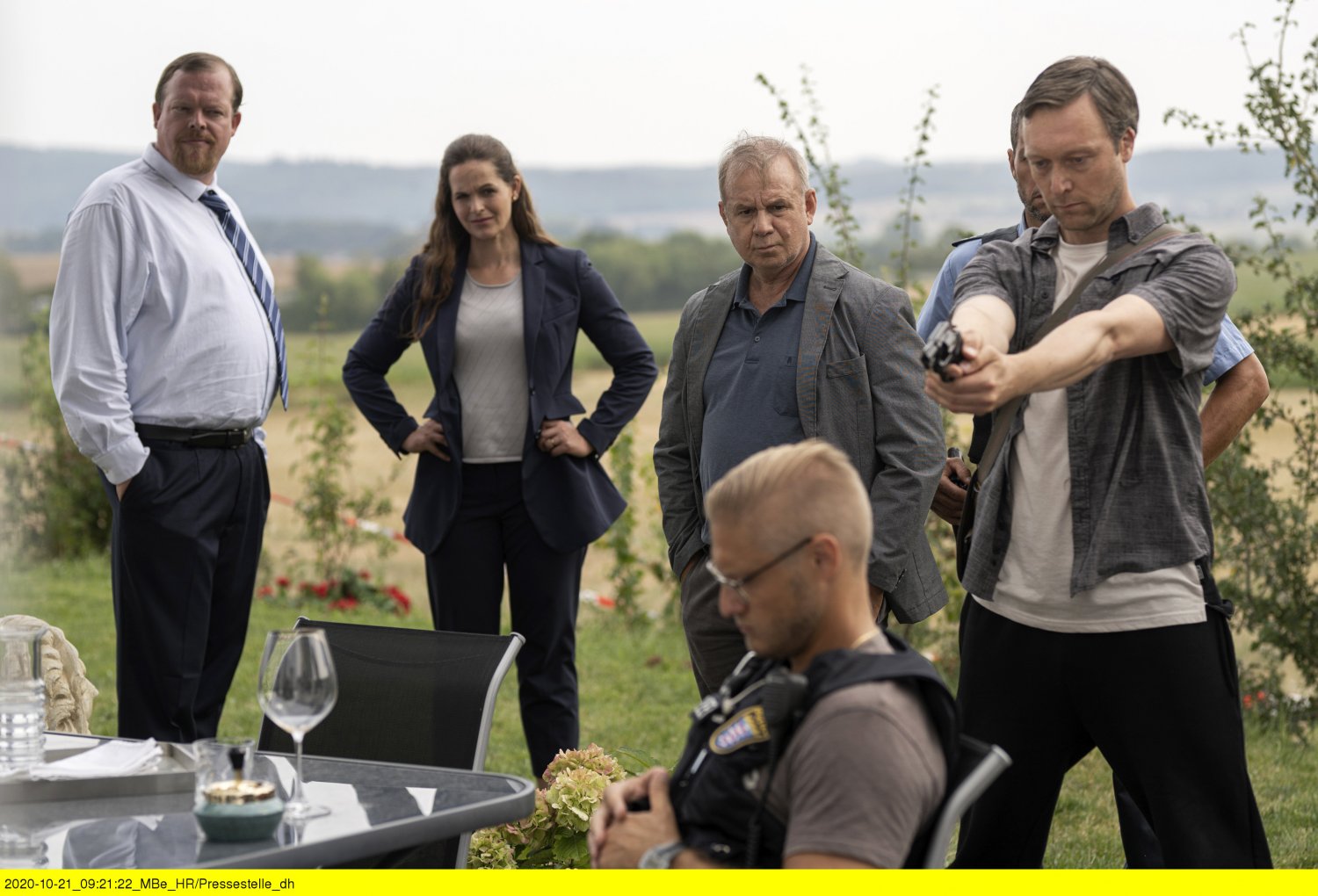tephan Ernst (Robin Sondermann, ganz rechts) stellt bei der Tatortbegehung den Tathergang für den Verfassungsschützer Vogel (Bernd Hölscher, ganz links), Staatsanwältin Weber (Hannah Ley, Mitte) und den Ermittler Bartels (Joachim Król, rechts) nach.
