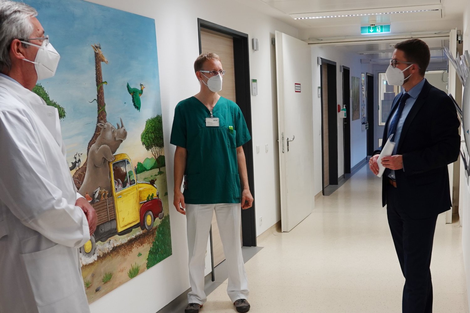Von links: Dr. Hans-Ulrich Rhodius, Chefarzt der Kinderklinik; Dr. Manuel Wilhelm, Oberarzt der Kinderklinik; Landrat Thorsten Stolz.