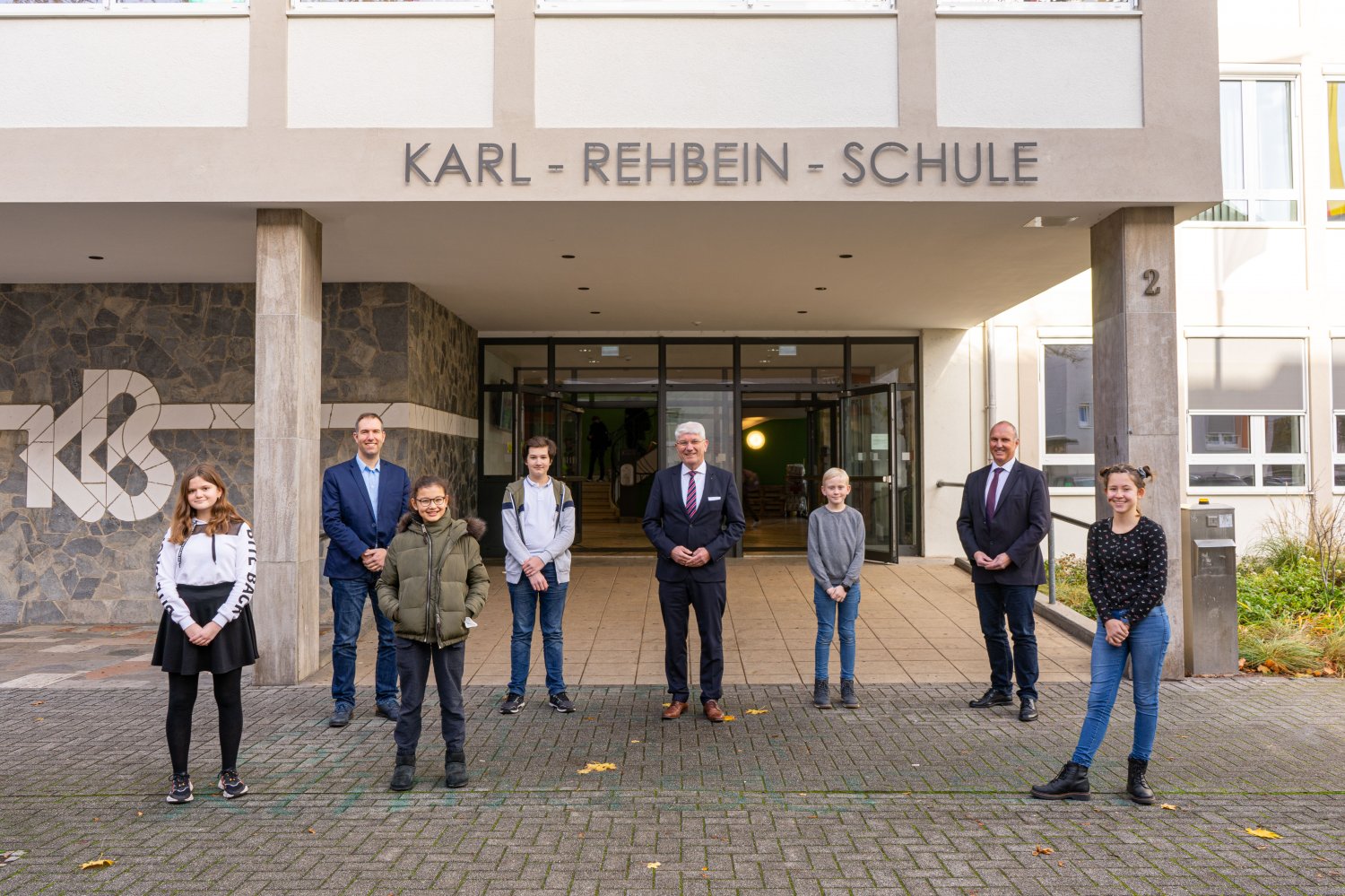 Wollen in diesem Jahr virtuell mit interessierten Eltern und Schülern der vierten Klassen ins Gespräch kommen: Die Schulleitung und Schülervertretung der Karl-Rehbein-Schule Hanau.