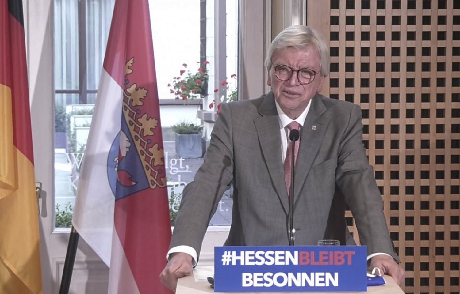 Ministerpräsident Volker Bouffier informiert über die Ergebnisse vom Corona-Gipfel von Bund und LÄnder