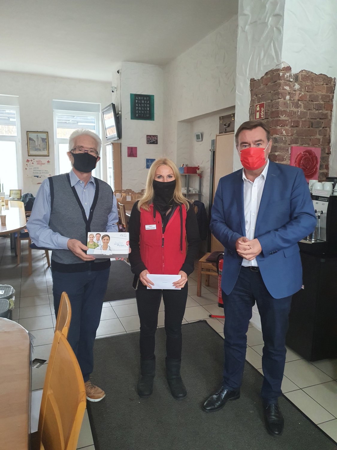 OB Claus Kaminsky (rechts) übergibt einen Scheck über 500 Euro für Corona-Schnelltests an Sabine Assmann, 1. Vorsitzende des Vereins StrassenEngel e.V. und Dr. med. Dieter Kobosil.