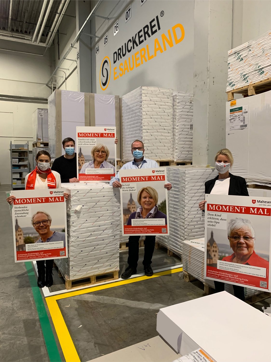 Von links: Ramona Luckhardt, Maximilian Zimnik, Betriebsleiter Offsetdruckerei E. Sauerland, Steffen Wirth, Geschäftsführer von der Offsetdruckerei E. Sauerland und Sabine Kroh