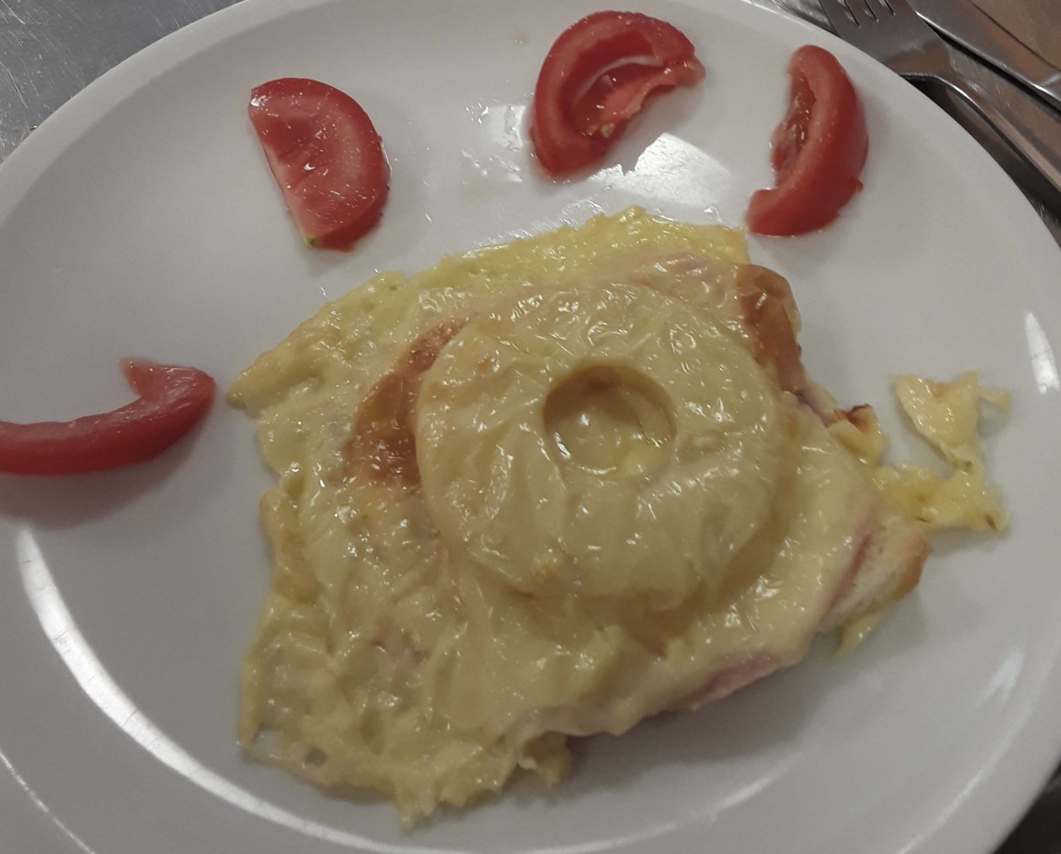 Heiß aus dem Ofen kommend und frisch serviert schmeckte den Bewohnern der Toast Hawaii zum Abendessen besonders gut