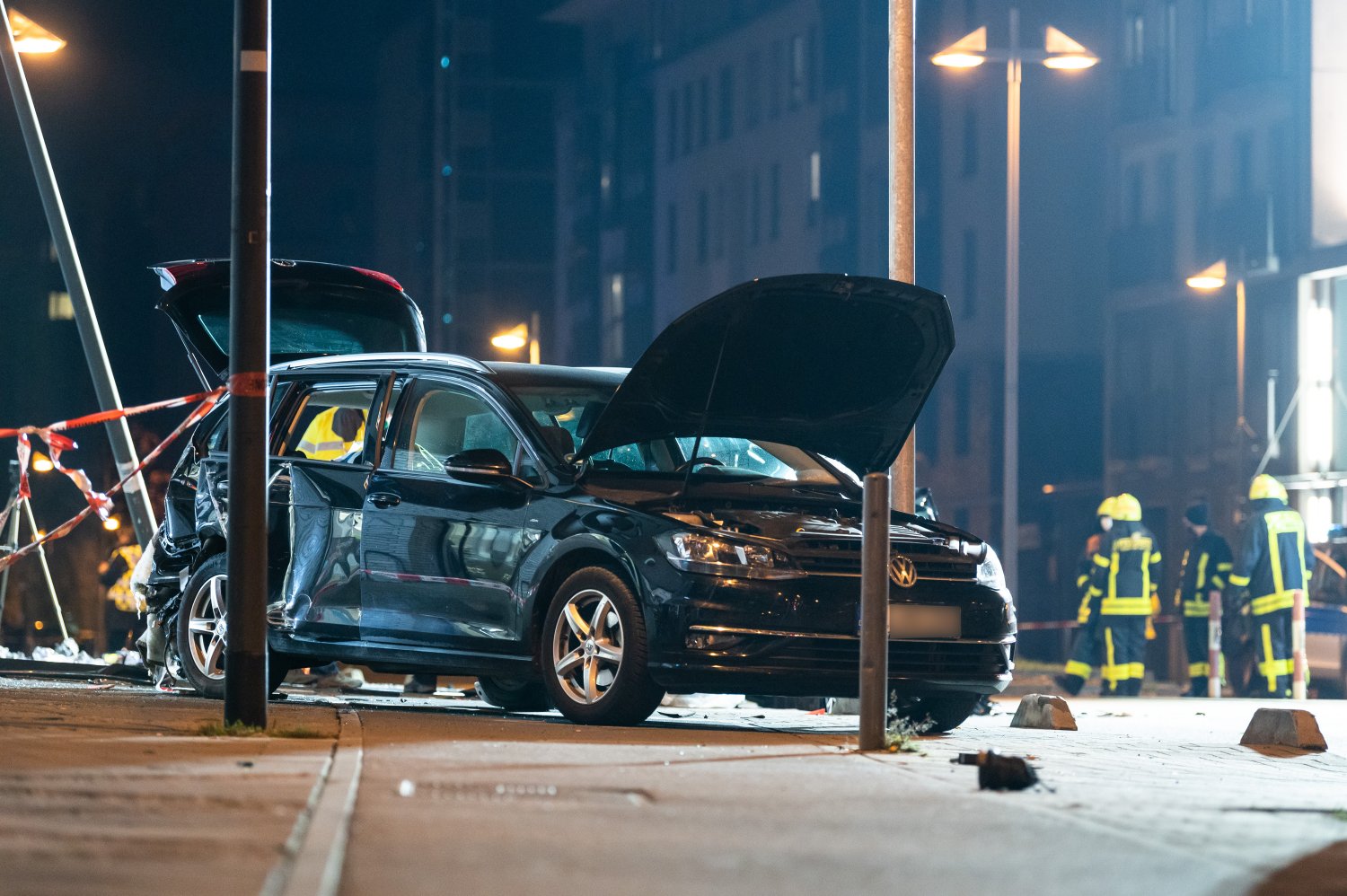 Ein zerstörter PKW steht nach einem Unfall im Frankfurter Ostend.