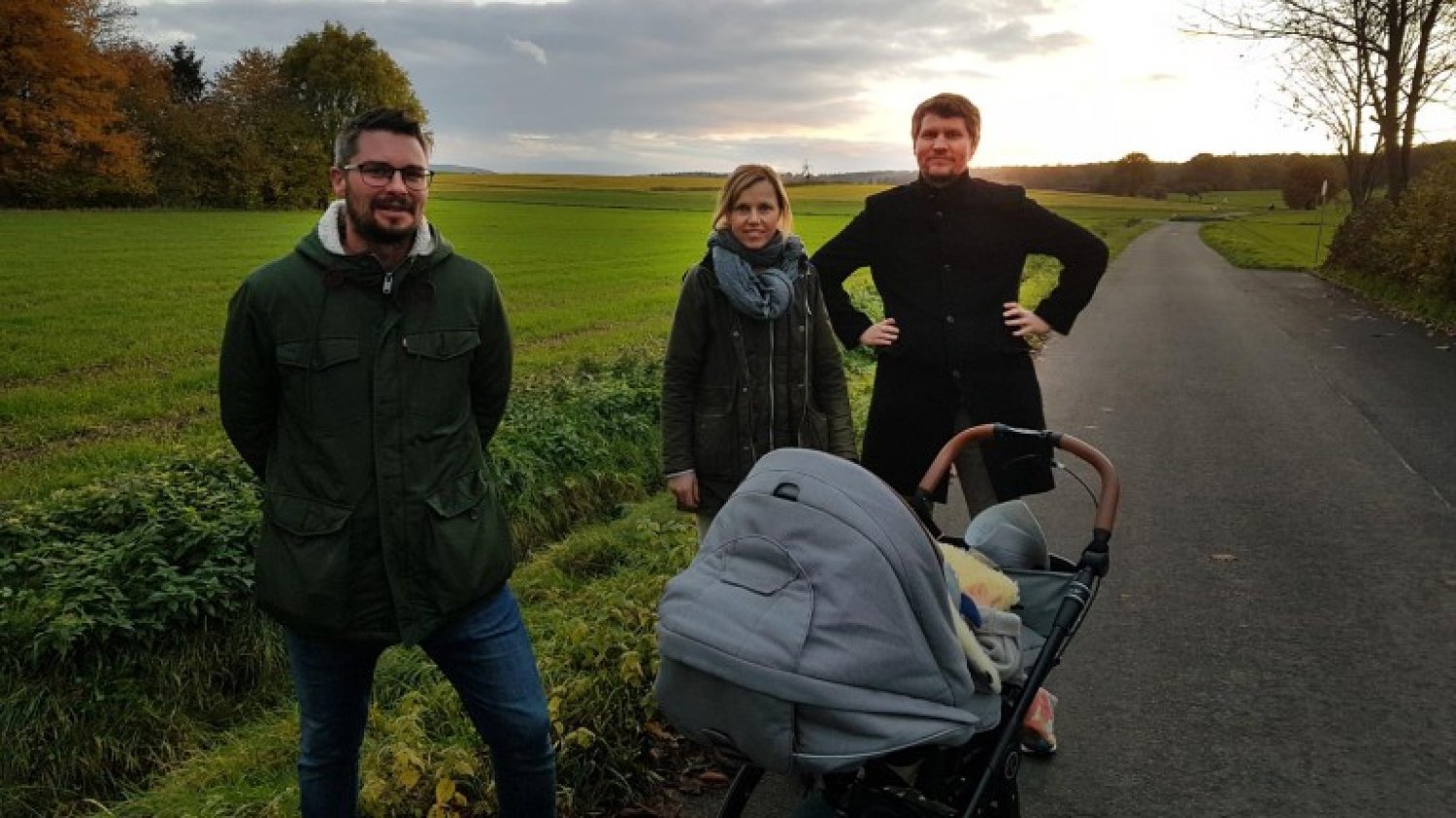 Thomas Priebsch, Anne Hartmann und Ulrich Hartmann (von links) in Gondsroth fordern eine Debatte über Alternativen zur Umgehungsstraße