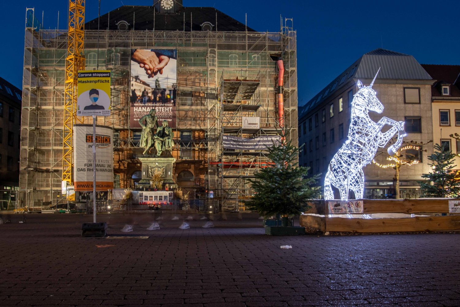 Riesige Installationen bringen vorweihnachtliches Licht in die Innenstadt von Hanau