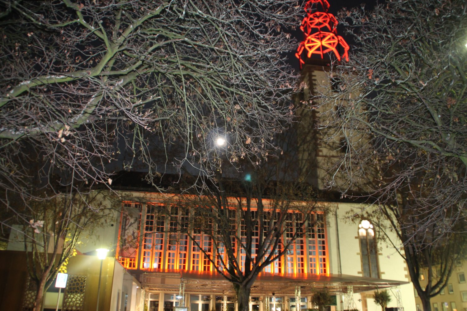 Die Turmhaube der Johanniskirche leuchtet orange