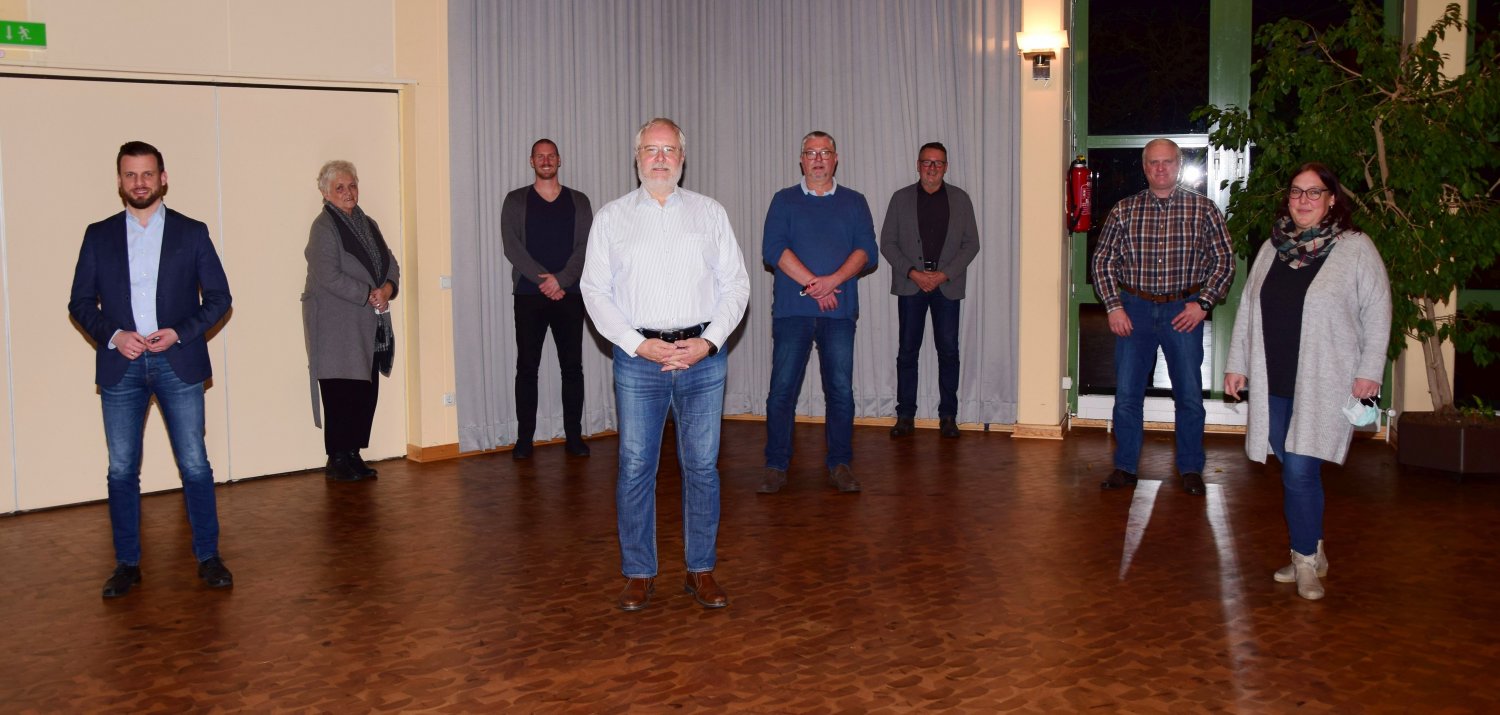 Im Bild von links: Timo Greuel, Heike Dürr-Böhmer, Christoph Krüger, Spitzenkandidat Jürgen Schonlau, Fraktionsvorsitzender Peter Volk, stv. Vors. Bernd Kaltschnee, Ralf Hesseling, Stefanie Kuhn