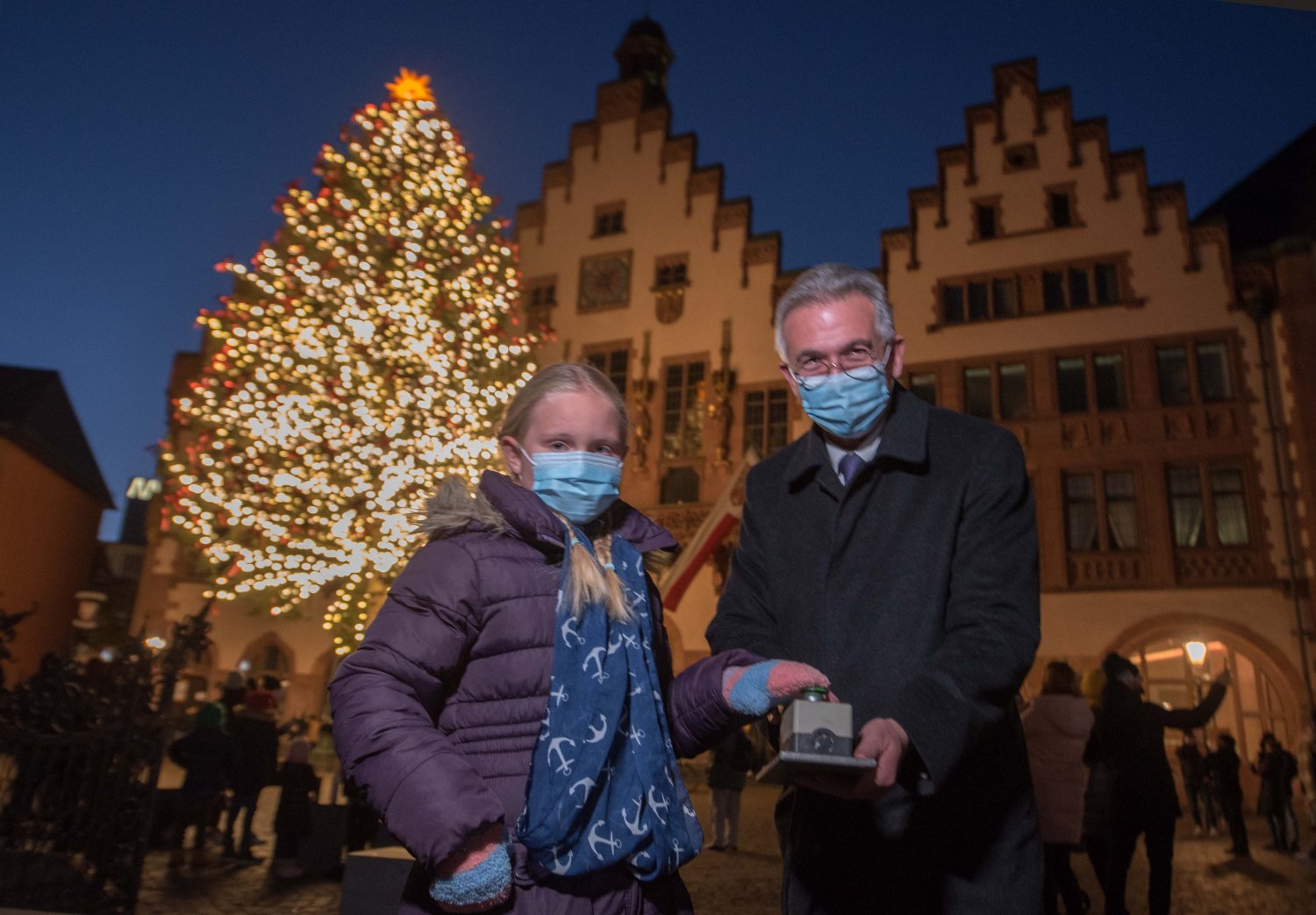 Die achtjährige Carolin und Oberbbürgermeister Peter Feldmann starten die Beleuchtung am Weihnahctsbaum