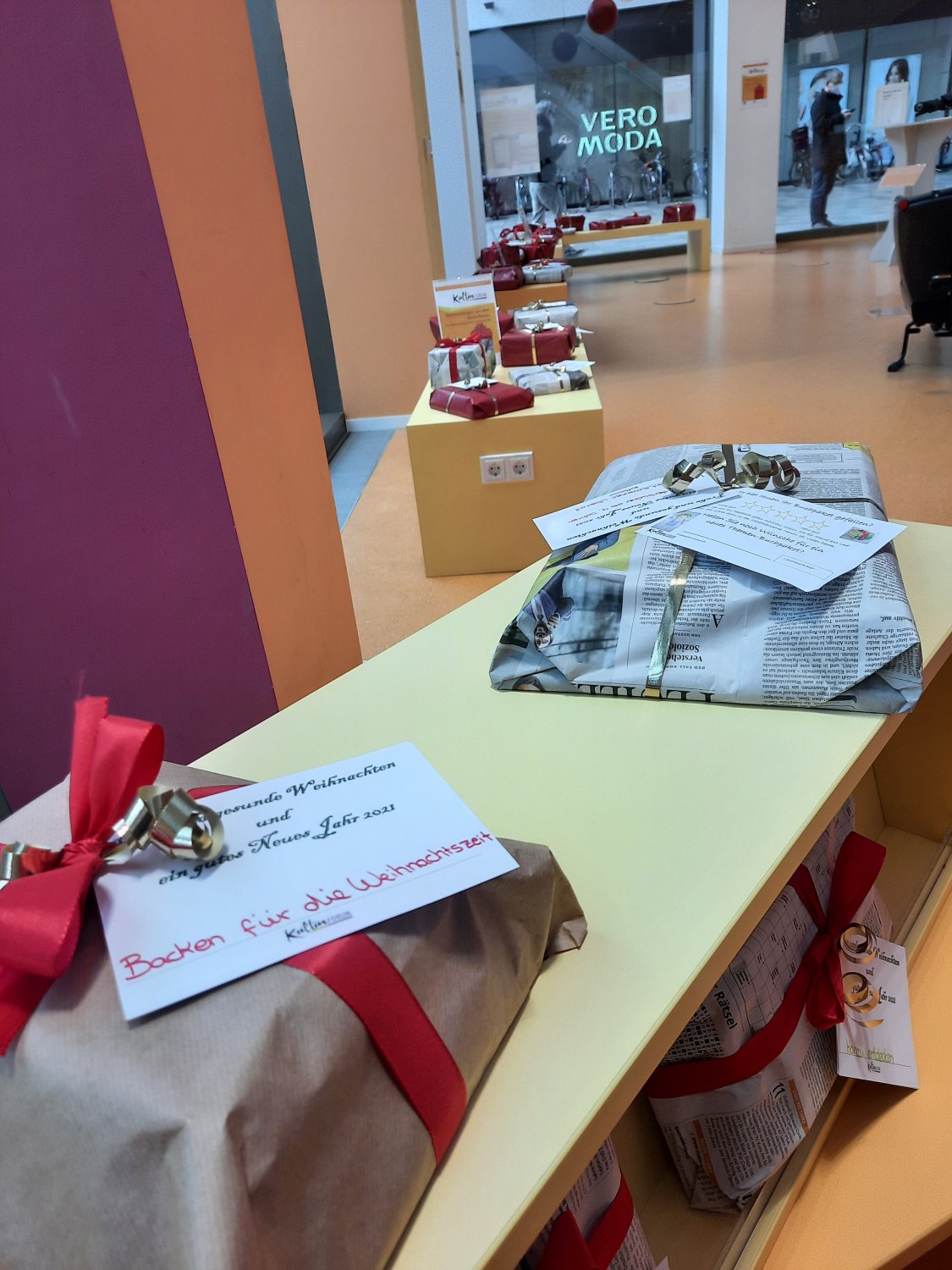 Alle Pakete sind im Erdgeschoss des Kulturforums zu finden und können mit einem gültigen Bibliotheksausweis an der Servicetheke ausgeliehen werden.