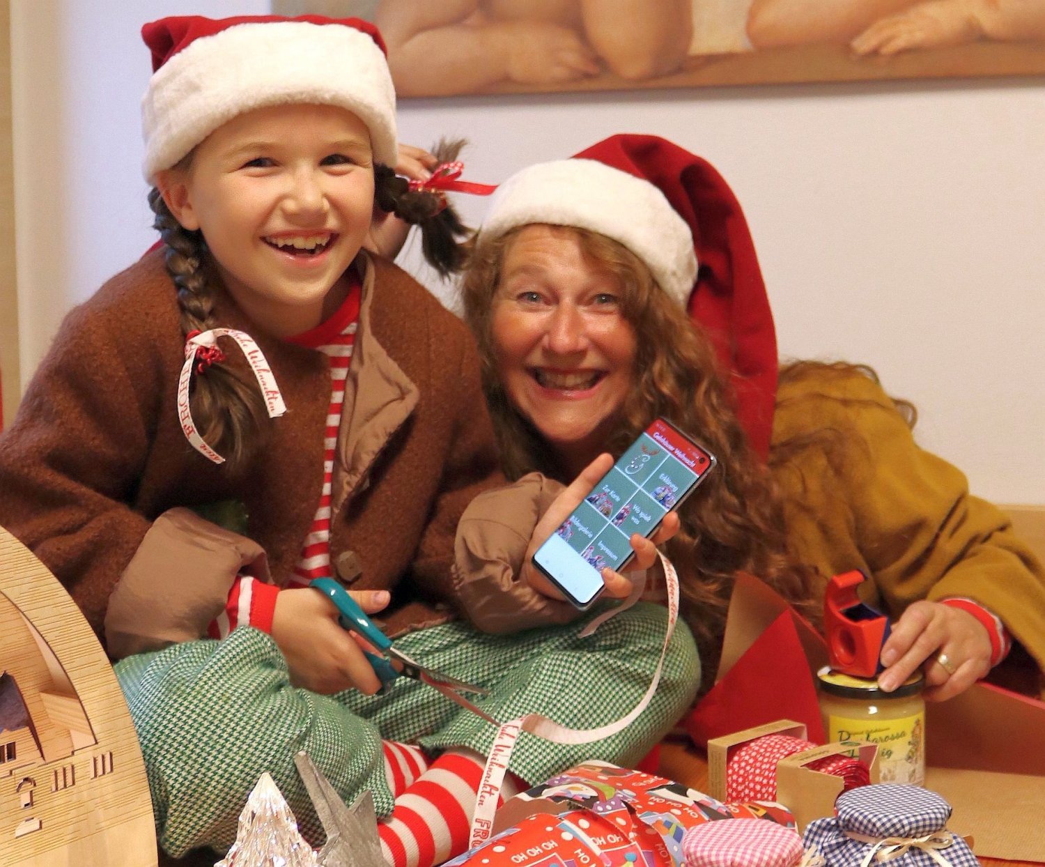 Virtuelles Weihnachtserlebnis: Die Wichtel haben die GEWEIH-App schon ausprobiert. Sie kann ab sofort heruntergeladen werden, das Ansehen der Videos ist aber nur vor Ort in der Altstadt möglich.