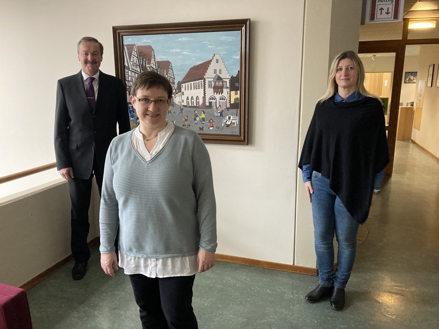 Diplom-Bibliothekarin Jutta Kadau (Mitte) tritt ihre Stelle als neue Leiterin der Nidderauer Stadtbücherei an und wurde von Bürgermeister Gerhard Schultheiß und der Leiterin des Fachbereichs Innere Verwaltung, Corinna Wagner, vorgestellt.