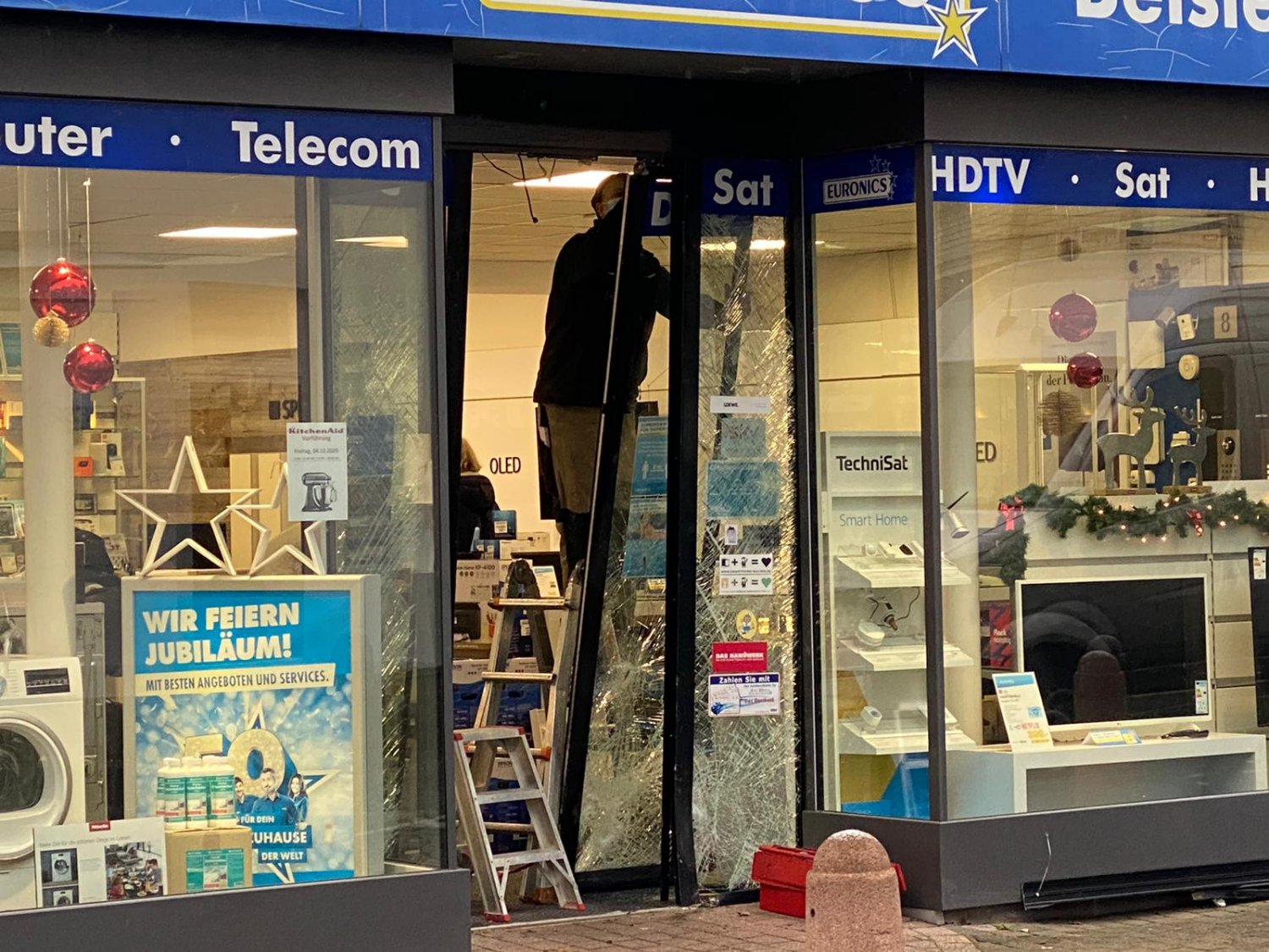 In diesen Elektronikfachmarkt sind bislang unbekannte Täter in der Nacht zu Donnerstag eingebrochen