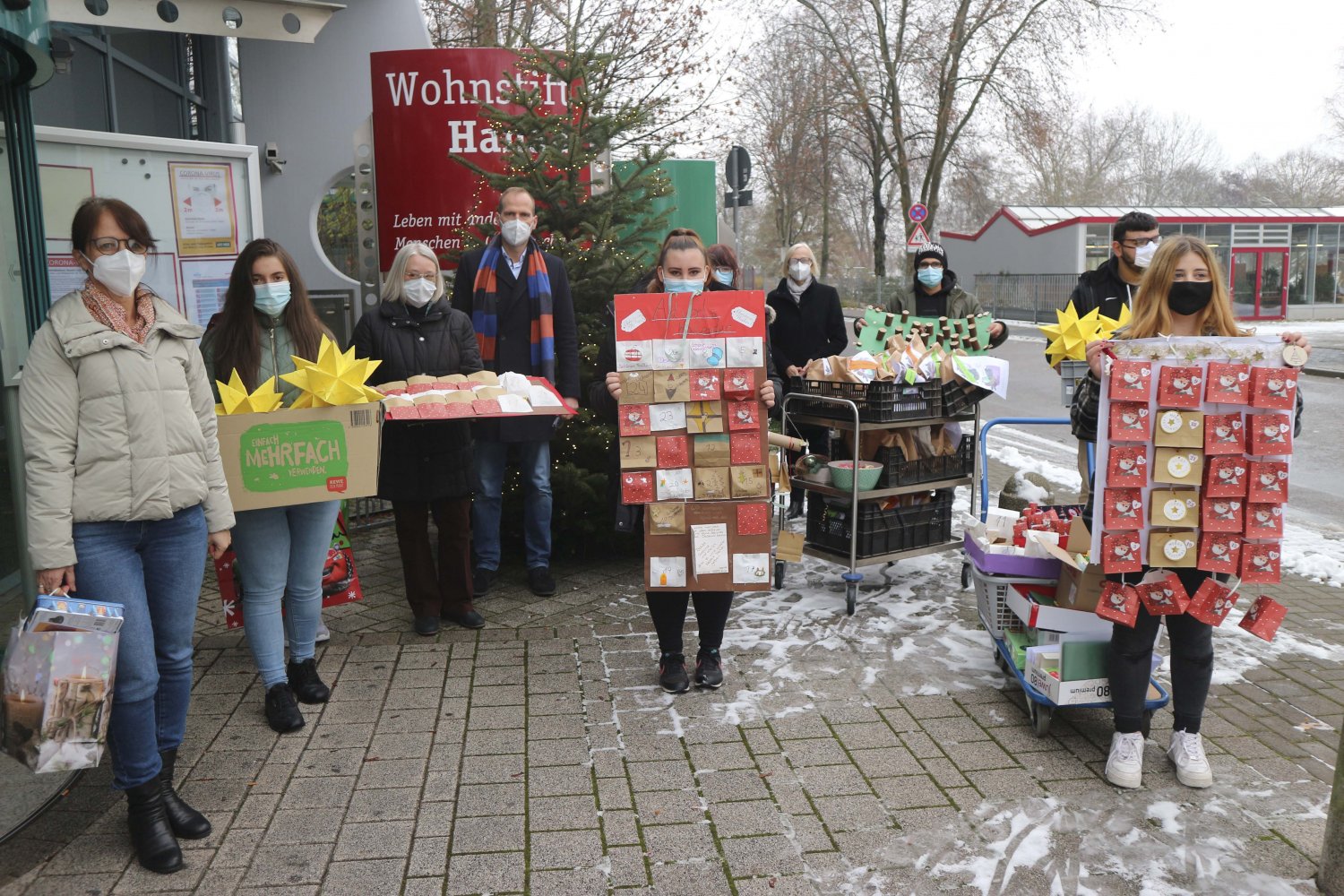 Stephan Hemberger (vierter von links) und Cordula Delp (links) bedanken sich bei den Schüler*innen, der Lehrerin Martina Schneider und der Schulleiterin Martina Schneider (vierte von rechts) für die tolle Überraschung