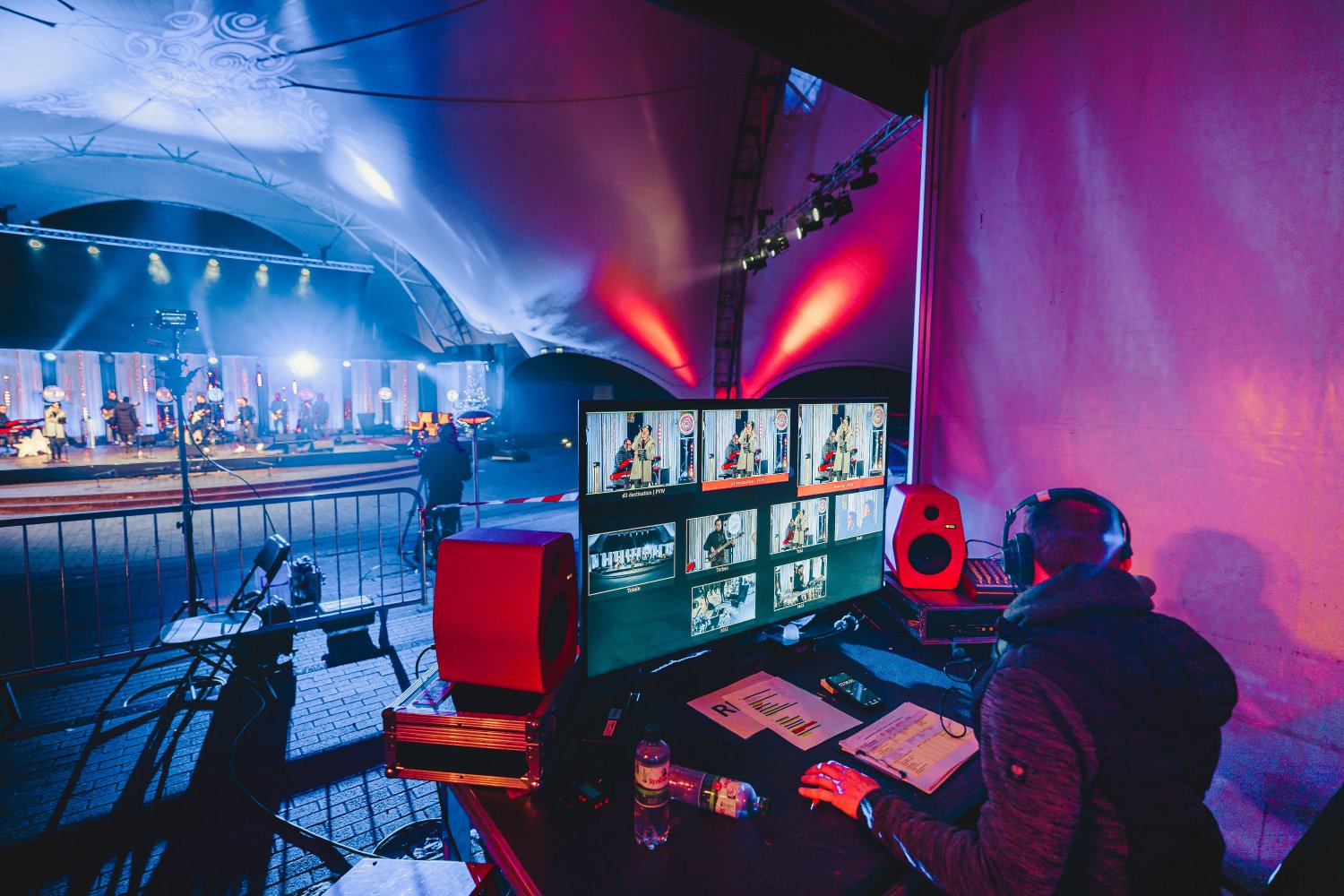 Blick hinter die Kulissen des Amphitheaters, in das zurzeit kein Publikum kommen darf: Mit modernster Technik werden an den Adventssonntagen bei „Winter in Hanau“ die Shows ins Internet und auf Social-Media-Plattformen übertragen