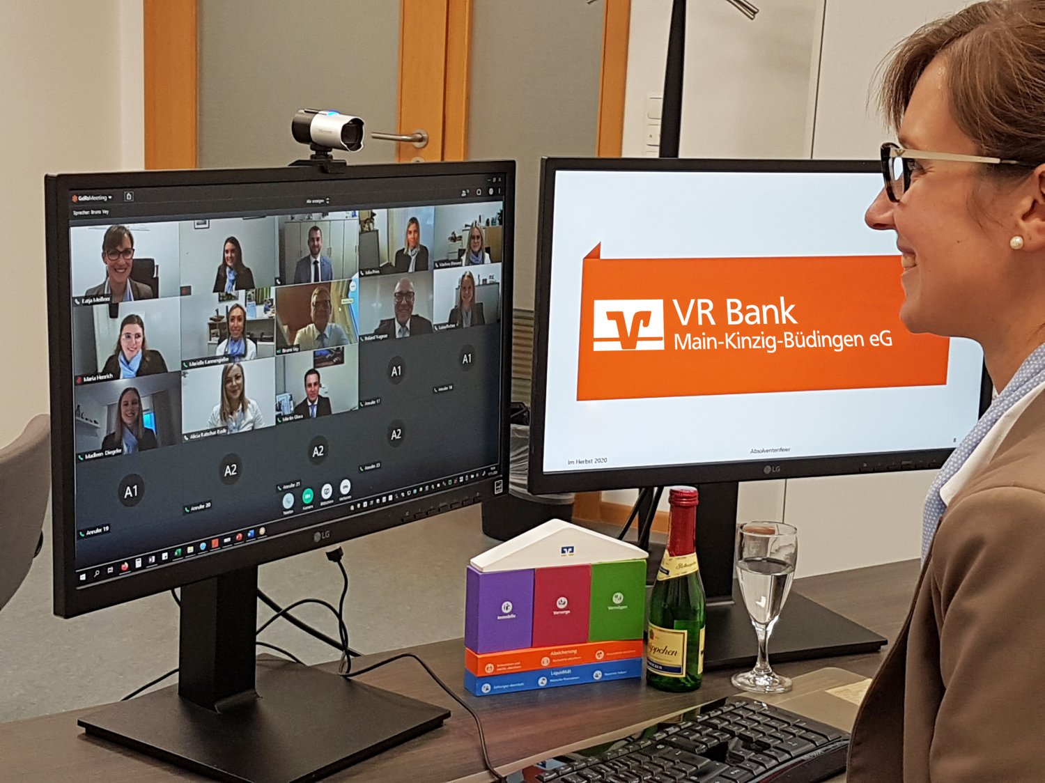 VR Bank Main-Kinzig-Büdingen gratuliert Mitarbeiterinnen und Mitarbeitern zum erfolgreichen Studienabschluss