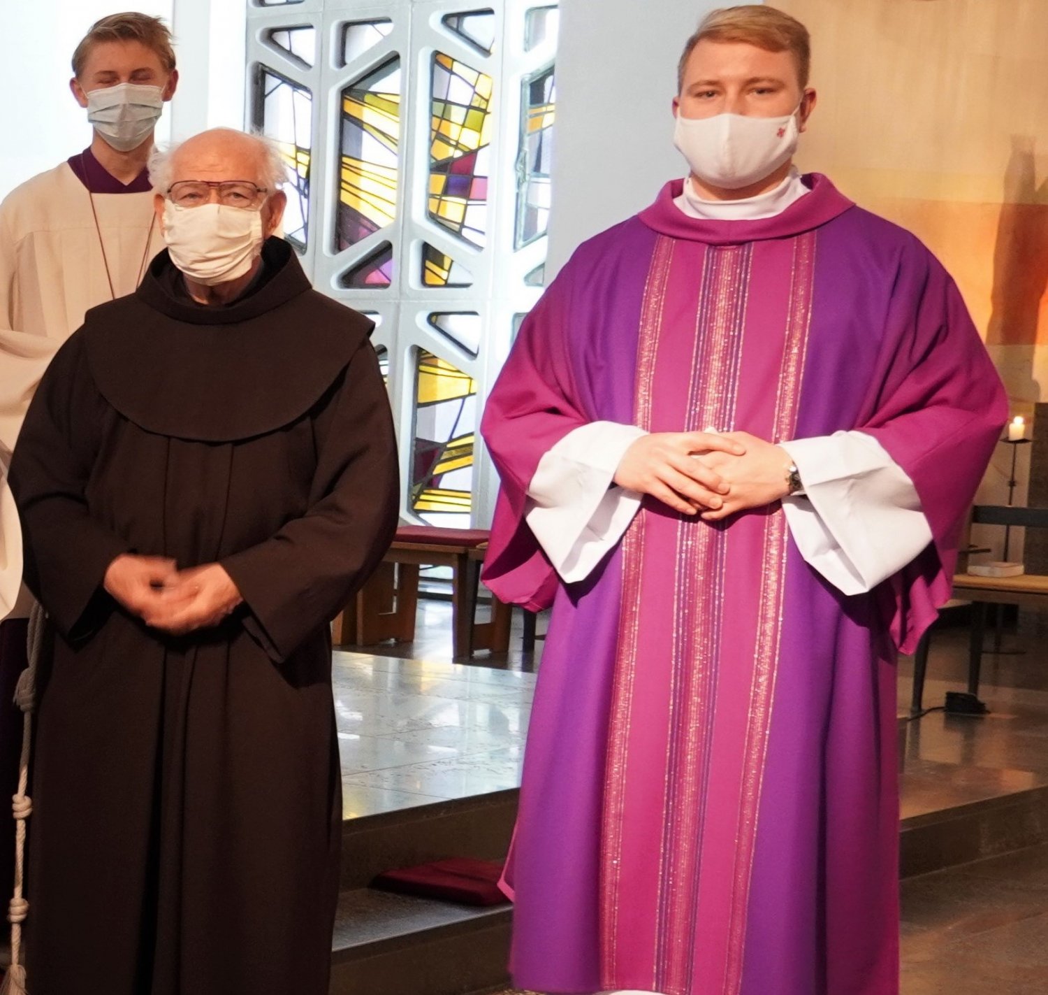 Franziskanerpater Daniel Müssle als erfahrener Lehrer und Pädagoge im Gespräch mit jungen Leuten über Klara und Franziskus
