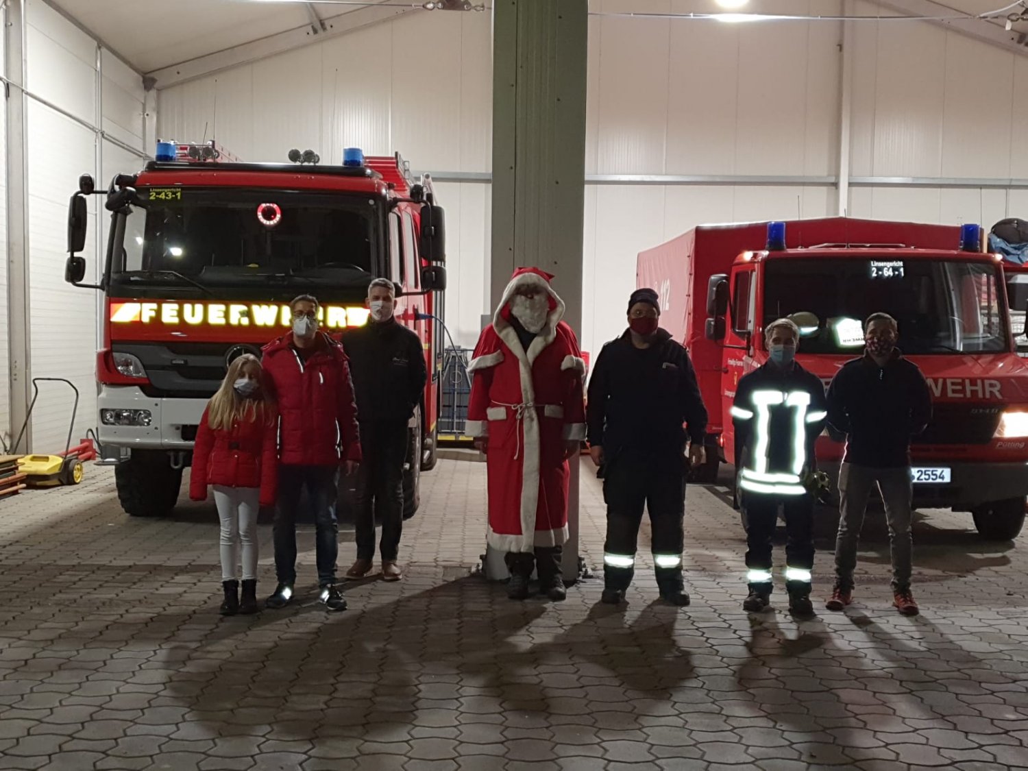 Die Kinder machten große Augen als der Nikolaus aus dem Feuerwehrauto mit Blaulicht ausstieg, um ihnen eine Kleinigkeit vor die Haustür zu legen.