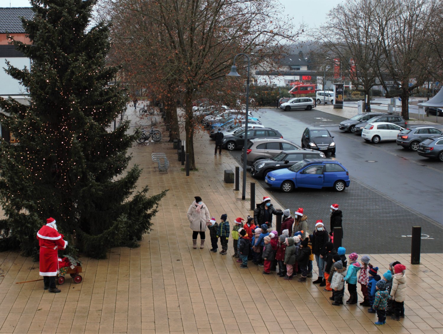 Säcke voll mit kleinen Überraschungen hatte der Nikolaus für die Kinder aus der KiTa am Rathaus mitgebracht