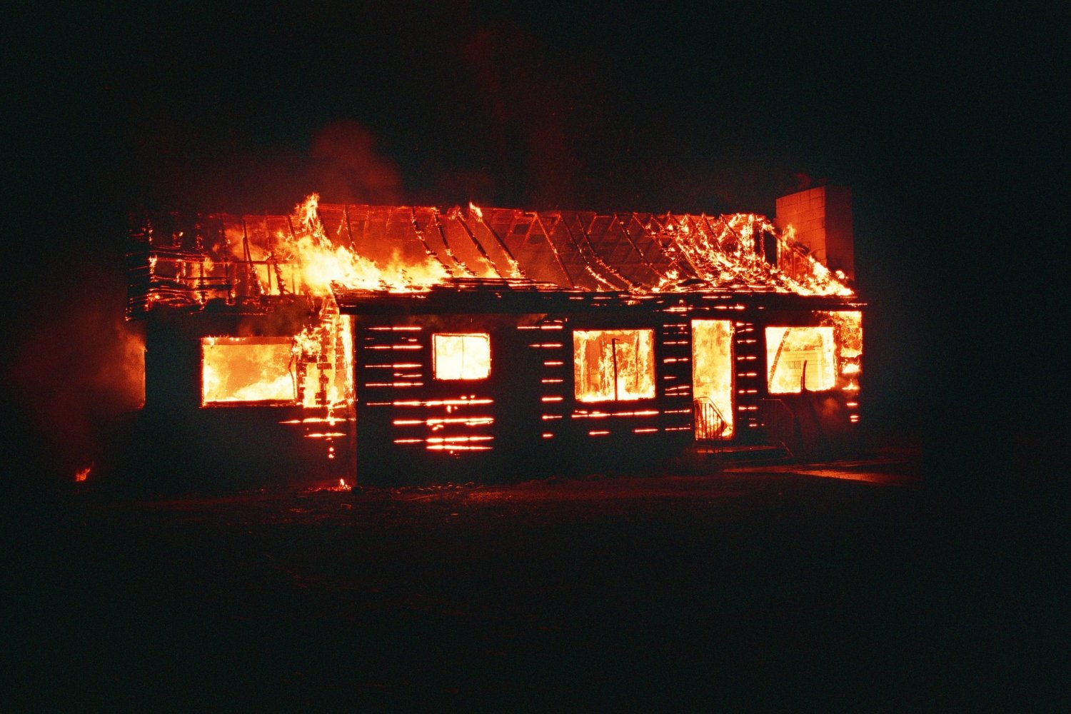 Durch das Feuer kamen Katzen und Tauben in bislang nicht eindeutiger Anzahl ums Leben. Die Polizei hat ein Strafverfahren eingeleitet.