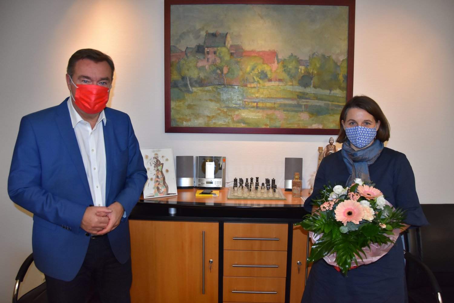 Mit Blumen begrüßte OB Claus Kaminsky Dr. Victoria Asschenfeldt als festes Mitglied im städtischen Team. Zum 1. Januar 2021 erhält sie einen unbefristeten Vertrag sowie die Gesamtverantwortung für die städtischen Museen.