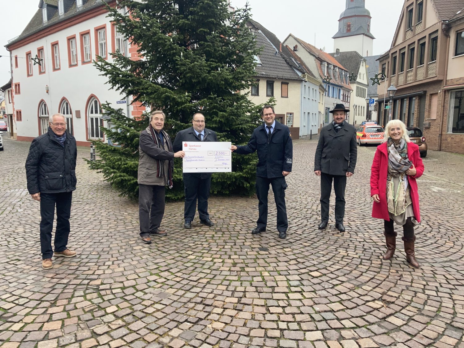 Von links: Bernd Siebel und Horst Körzinger (beide Bürgerstiftung), Nils Kopmann, Christopher Leidner (Feuerwehr), Bürgermeister Gerhard Schultheiß und Marina Griepentrog (Gewerbeverein).