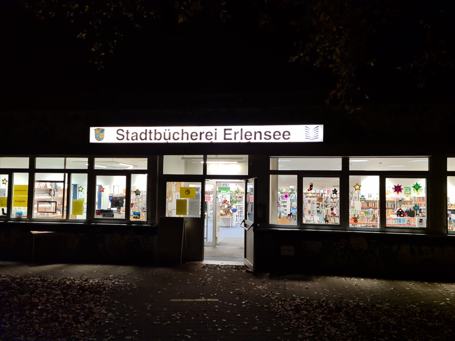 Leuchtende Fensterbilder in der Stadtbücherei Erlensee