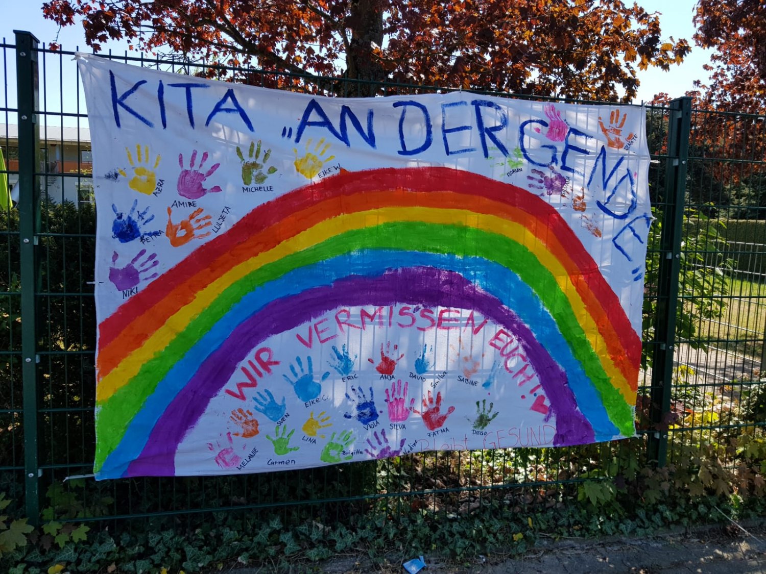 Kontakte per Botschaften und Bastelarbeiten an den Zäunen der KiTas in Erlensee aufrechterhalten und nach dem Lockdown bei gutem Wetter raus in die Natur.