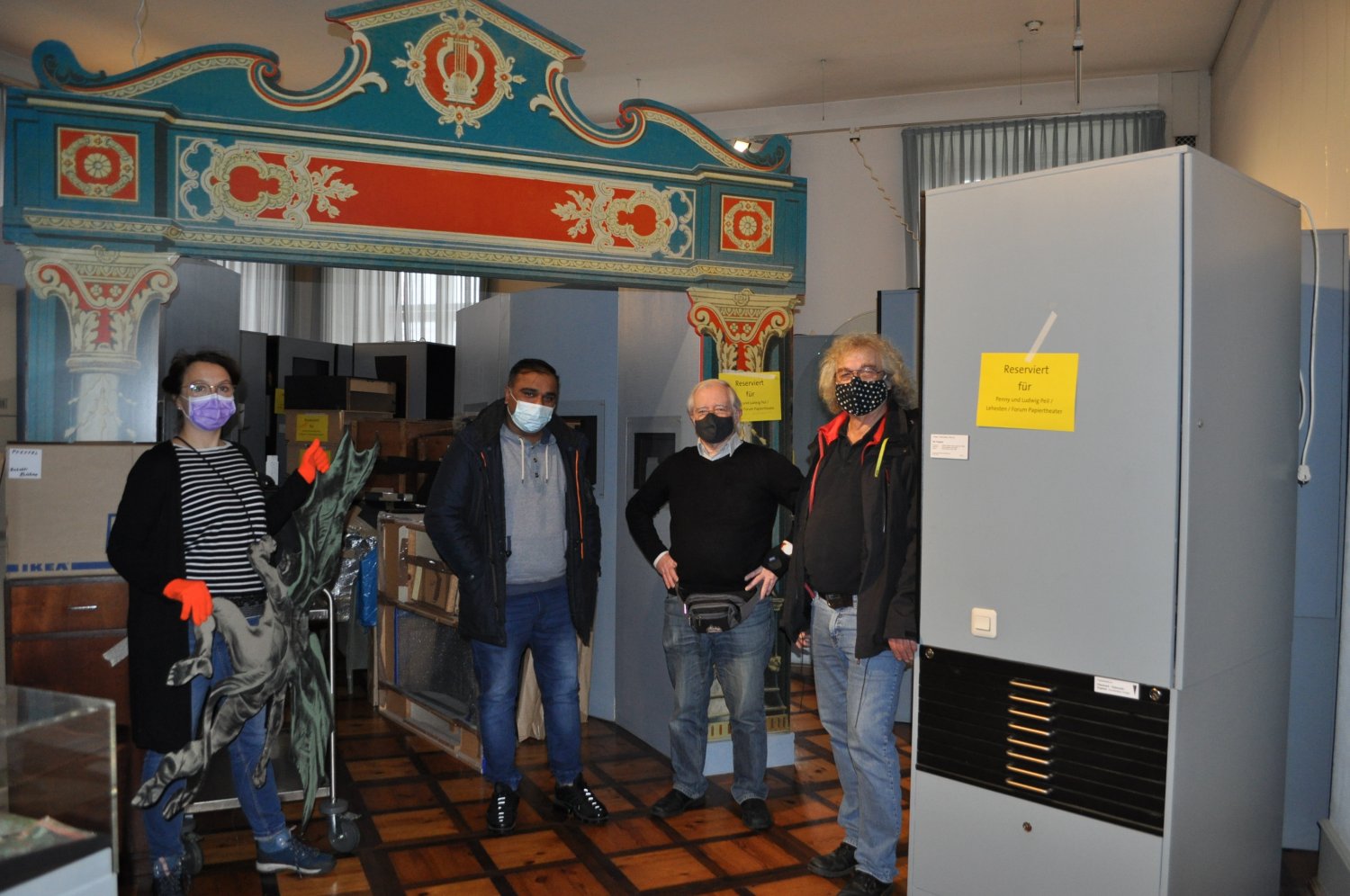 Platz schaffen für die Neukonzeption der Räume: (v.l.) Nina A. Schneider vom Museumsteam, ein Spediteur sowie Frank Buttler und Luwig Peil vom Verein Forum Papiertheater Schloss Philippsruhe e.V. beim Entrümpeln der Ausstellungsräume.