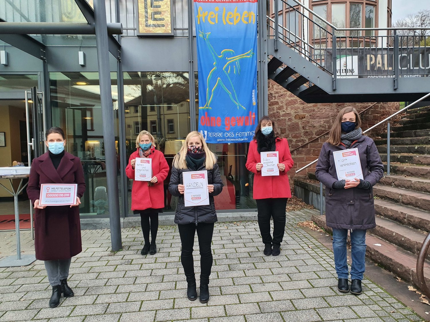 Von links: Grit Ciani (Frauenbeauftragte MKK), Brigitte Machnitzke (Frauenhaus Wächtersbach), Dr. Sandra Gentsch (Staatliches Schulamt Hanau), Heike Schmidt (Frauenbeauftragte der Stadt Gelnhausen) und Ursula Wyrzykowska-Vogt (Frauenhaus Hanau).