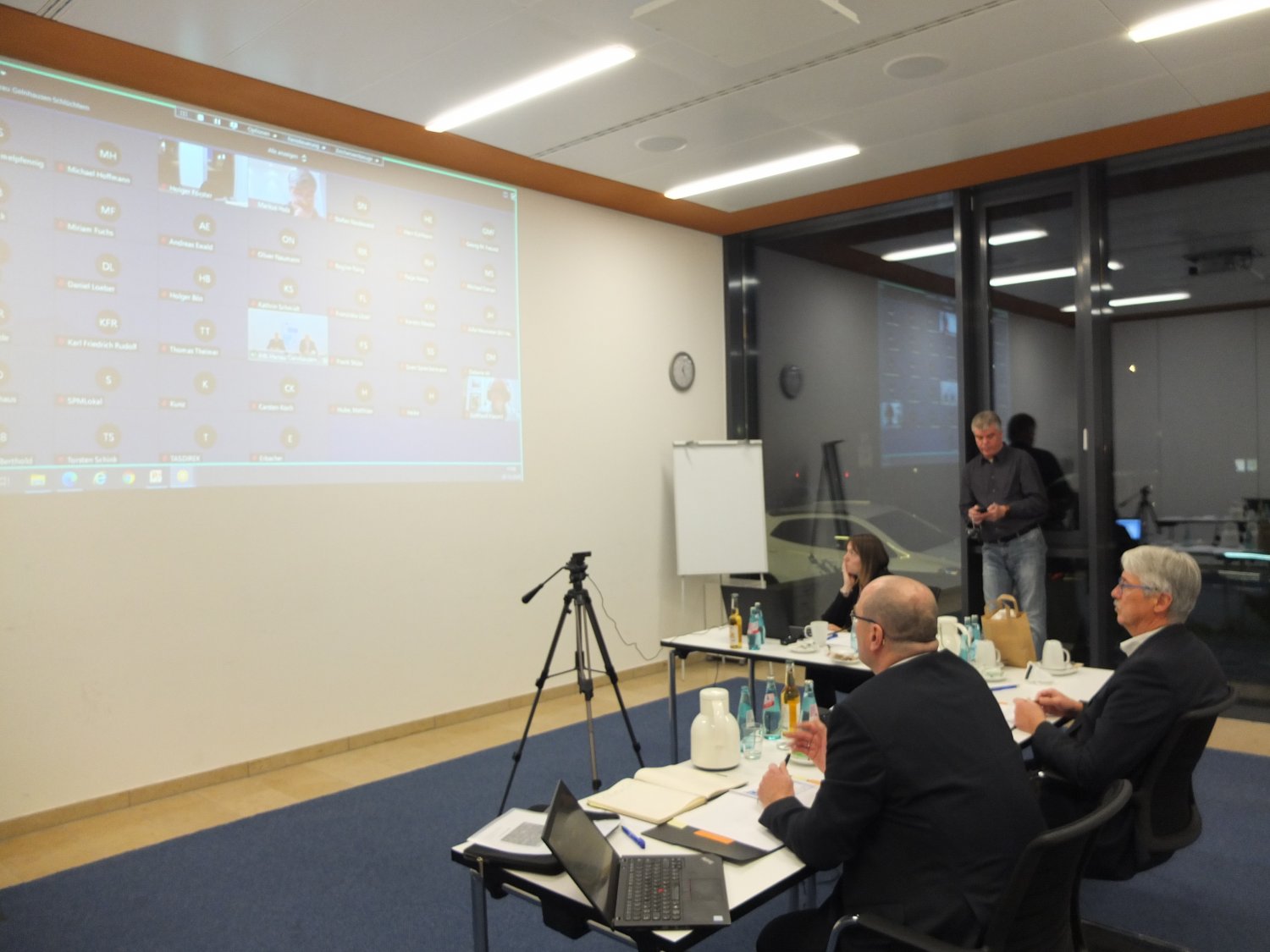 IHK-Präsident Dr. Norbert Reichhold (2. v. l.) und Hauptgeschäftsführer Dr. Gunther Quidde (l.) testeten zu Beginn der Sitzung die Technik. 