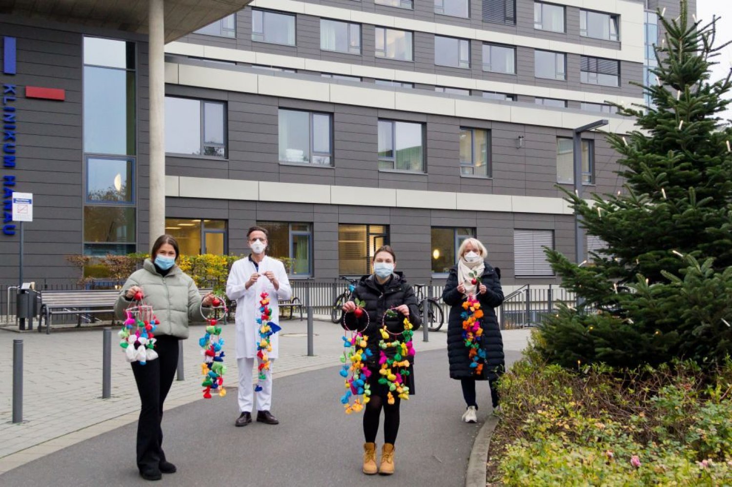 Von links: Maybrit Archner, Rotaract Club Hanau, Dr. med. Winfried Krill, Chefarzt der Klinik für Kinder- und Jugendmedizin, Olivia Kaus, Rotaract Club Hanau, Martina Wichels, pflegerische Bereichsleitung der Klinik für Kinder- und Jugendmedizin.