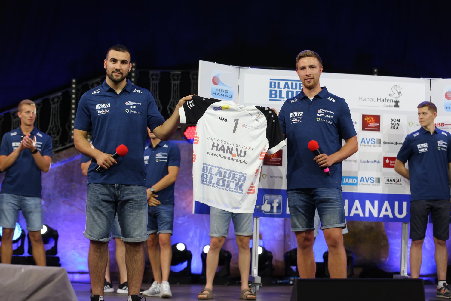 David Rivic und Robin Marquardt präsentieren das Heimtrikot 20/21 der HSG Hanau