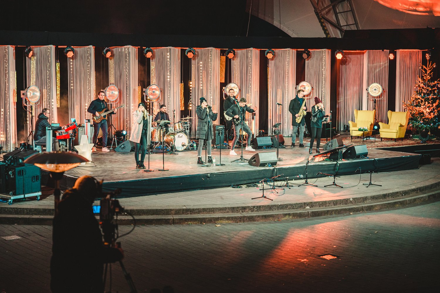 Weihnachtsbaum, Musikerinnen und Musiker im Amphitheater – aber vor Ort keine Zuschauer: Die können die Advents-Galas dafür live im Internet über HanauDaheim.de und Soziale Medien verfolgen