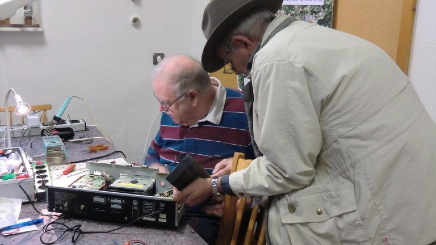 Im Repair-Café werden auch künftig weiterhin defekte Elektrogeräte von einem ehrenamtlichen Team aus Sachverständigen repariert