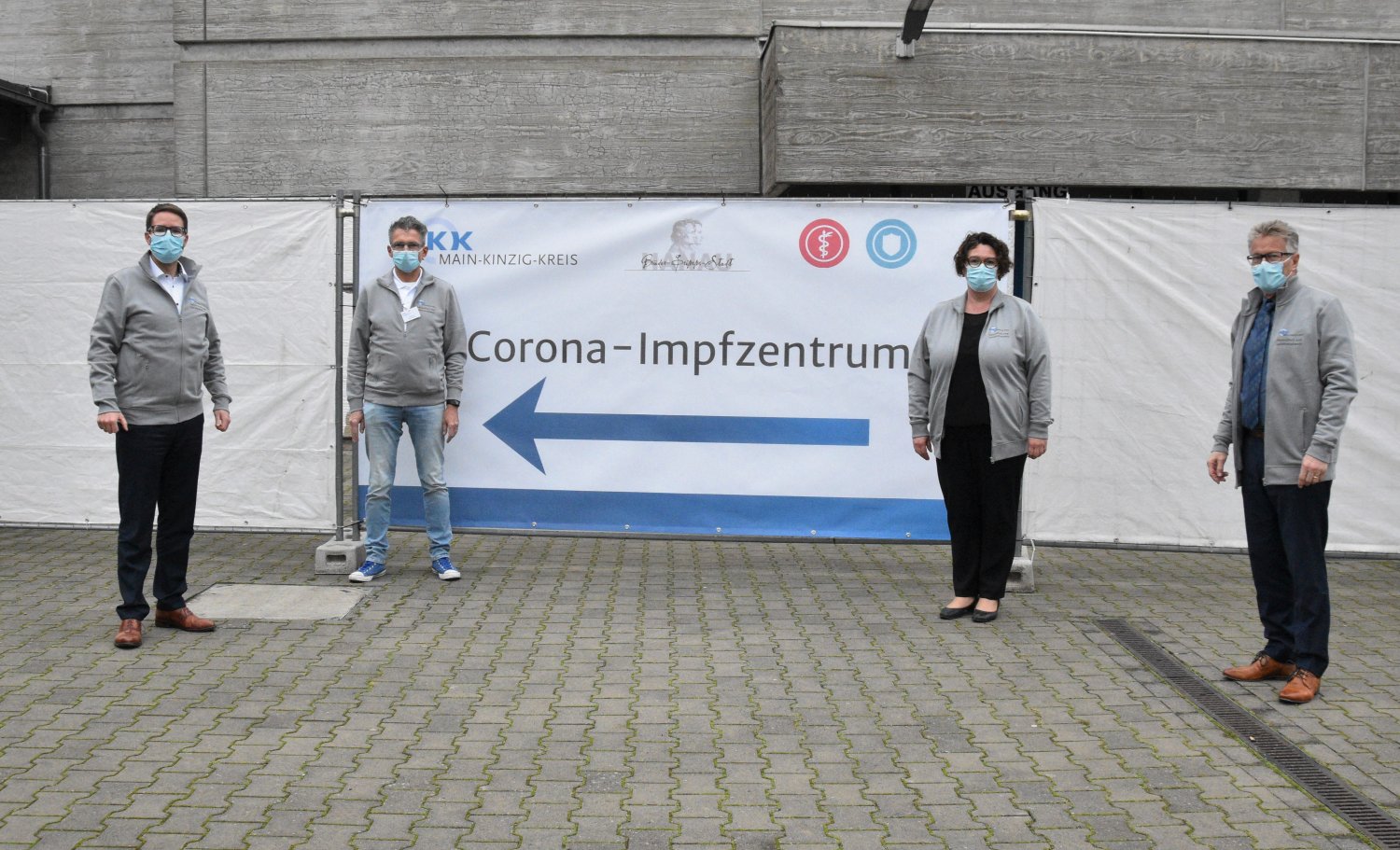 Von links: Landrat Thorsten Stolz, Dr. Wolfgang Lenz, Erste Kreisbeigeordnete Susanne Simmler und Kreisbeigeordneter Winfried Ottmann - vor dem Impfzentrum in Gelnhausen.