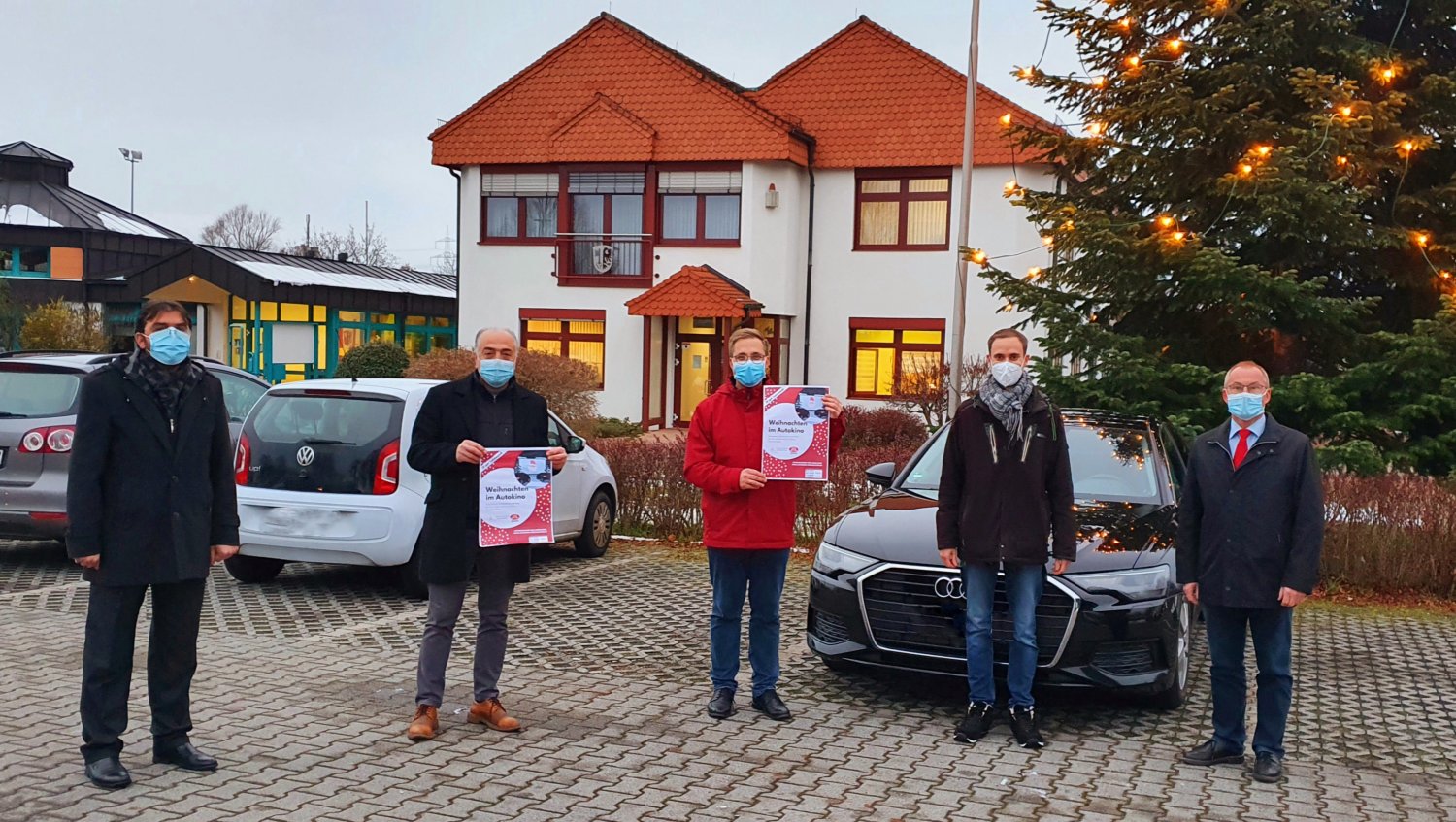 Vertreter der ev. Kirchengemeinde Auf dem Berg und der Eyüp Sultan Gemeinde Gelnhausen freuen sich mit Bürgermeister Helfrich auf das Autokino an Weihnachten.